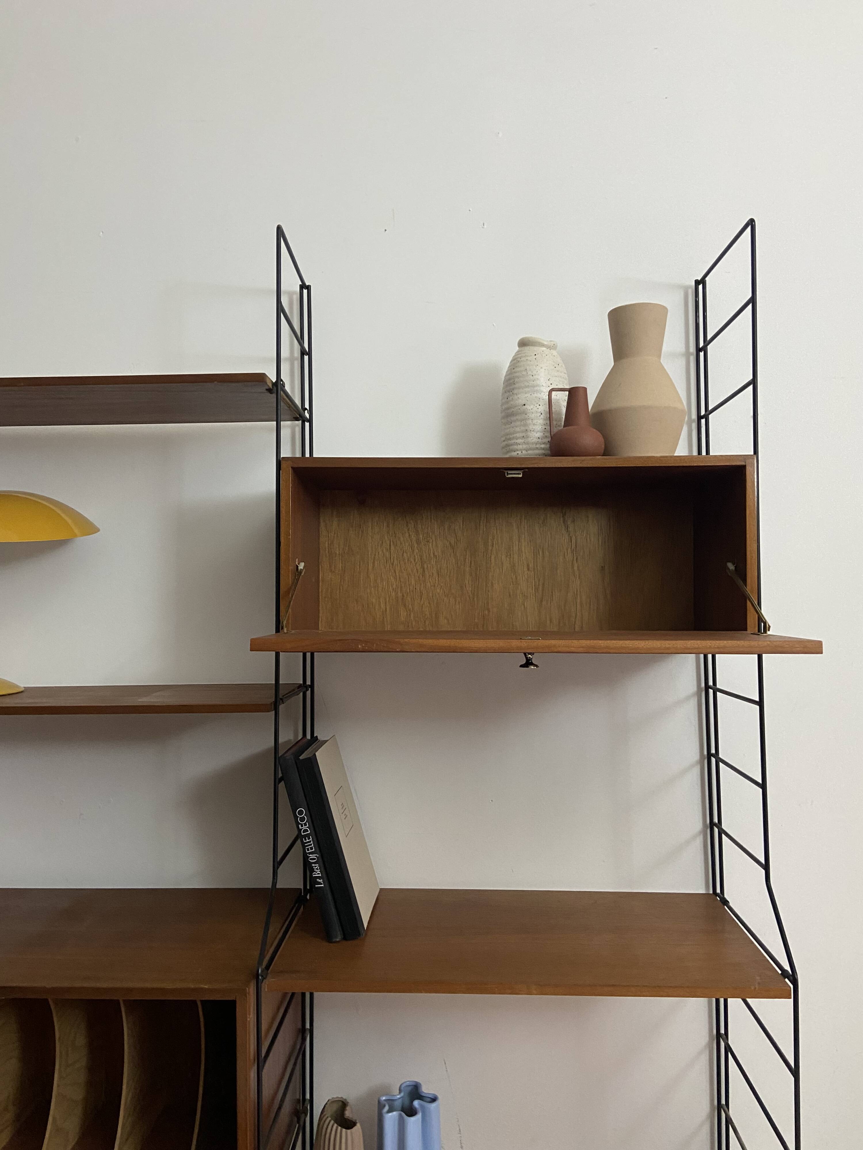 Bibliothèque vintage string en métal et teck