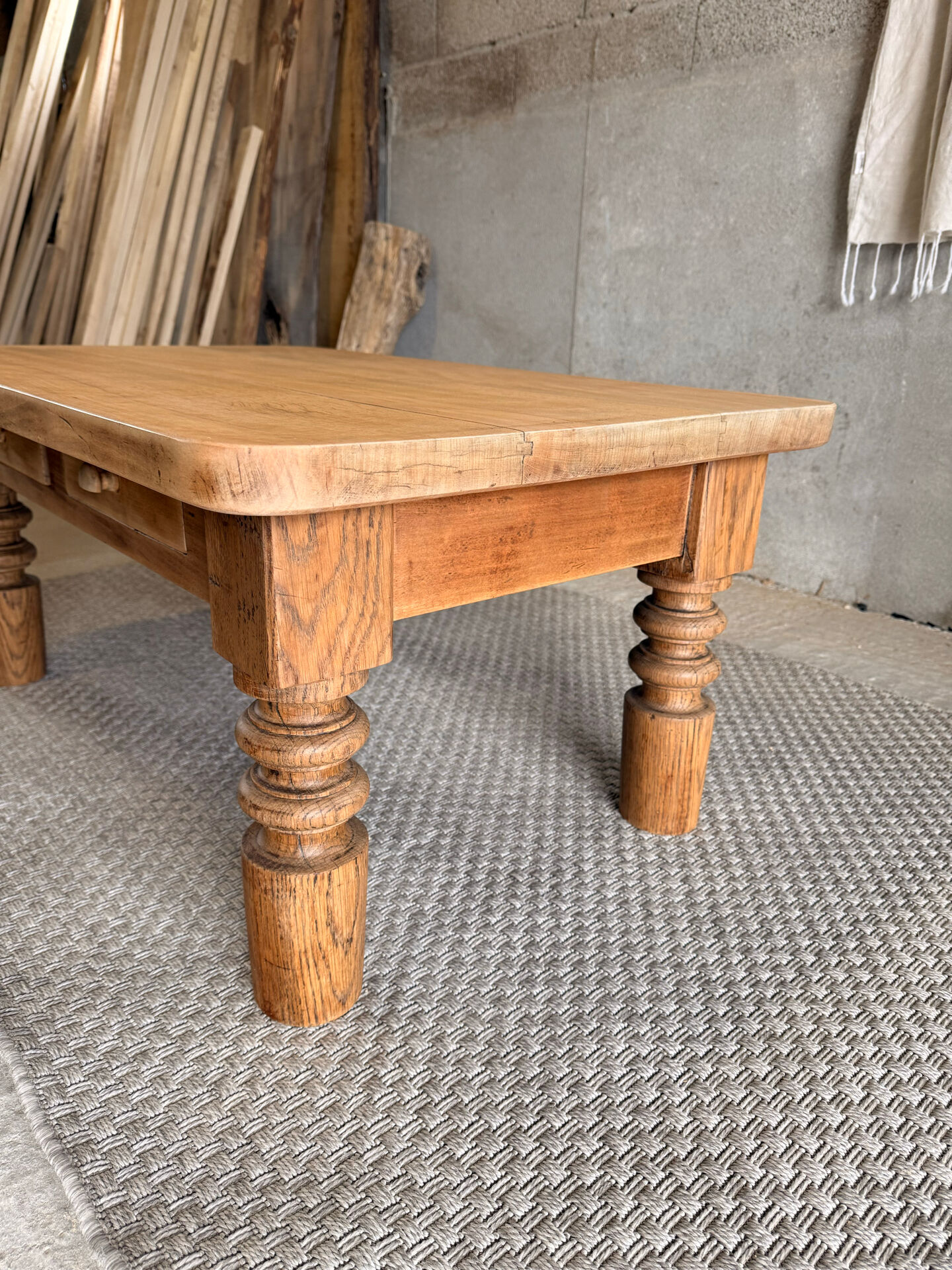 Antique solid wood coffee table – 2 drawers – turned legs