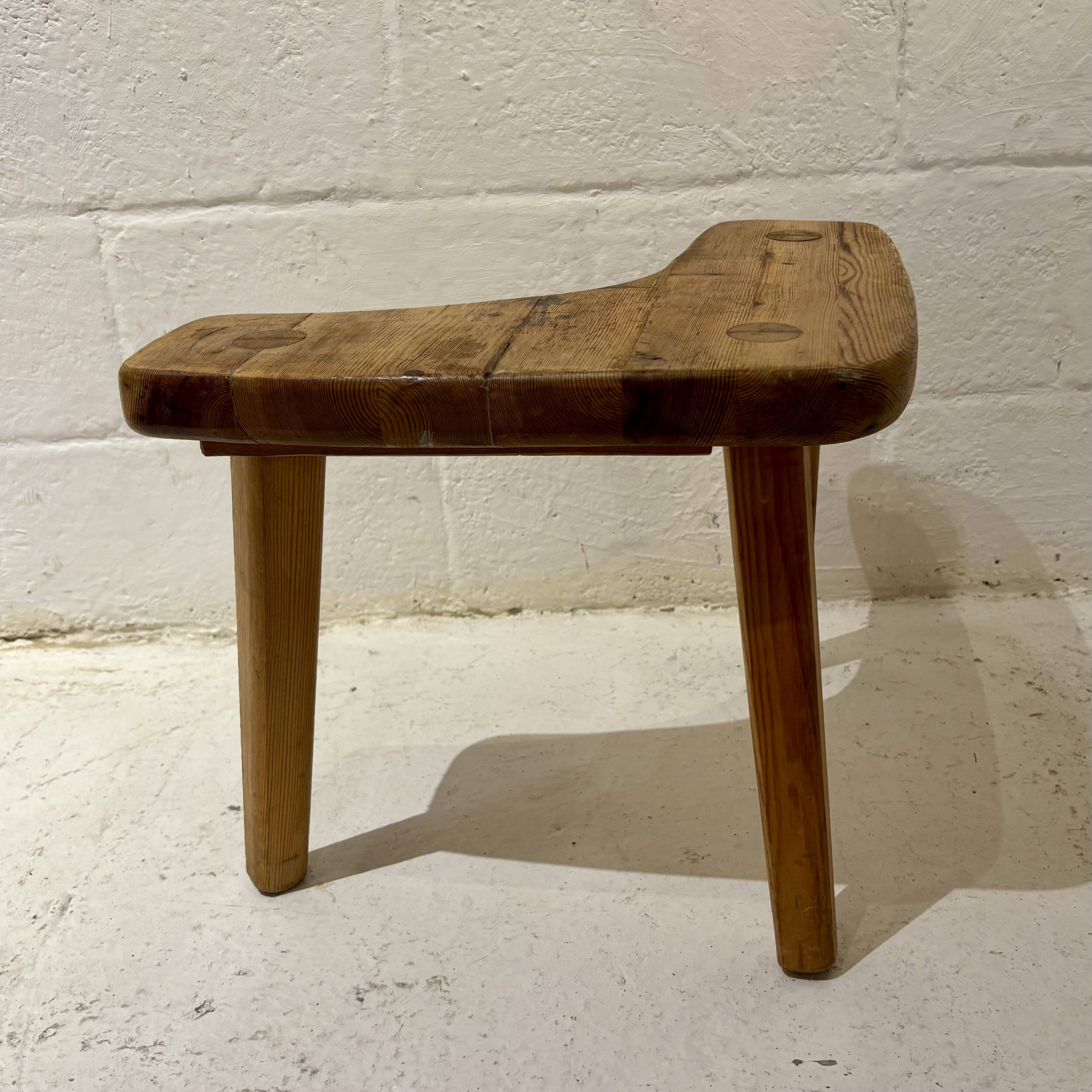 "Free Form" stool in pine – Stig Sandqvist (attr.), Sweden