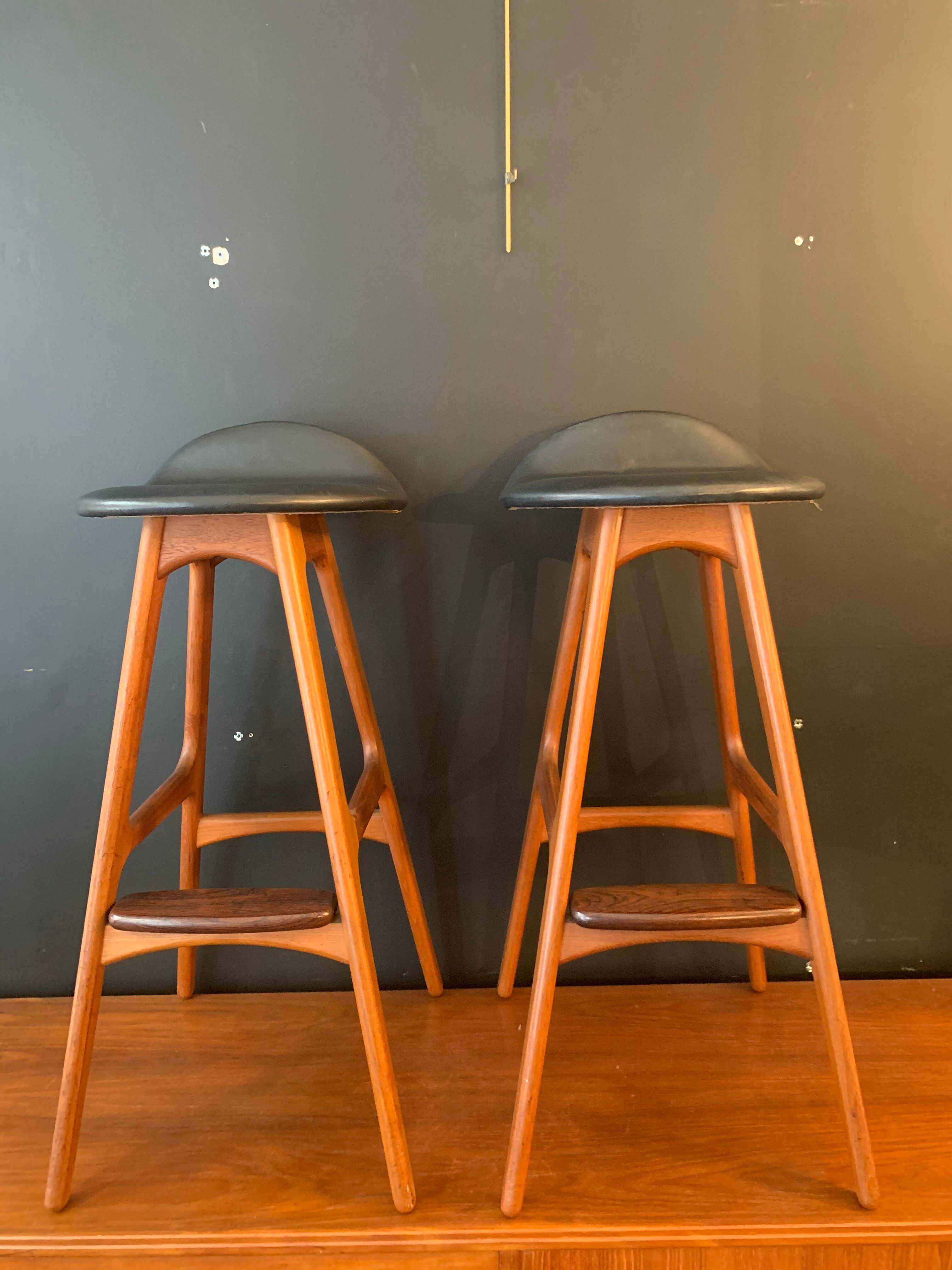 Oddense Maskinsnedkeri , Rare pair of Scandinavian stool .