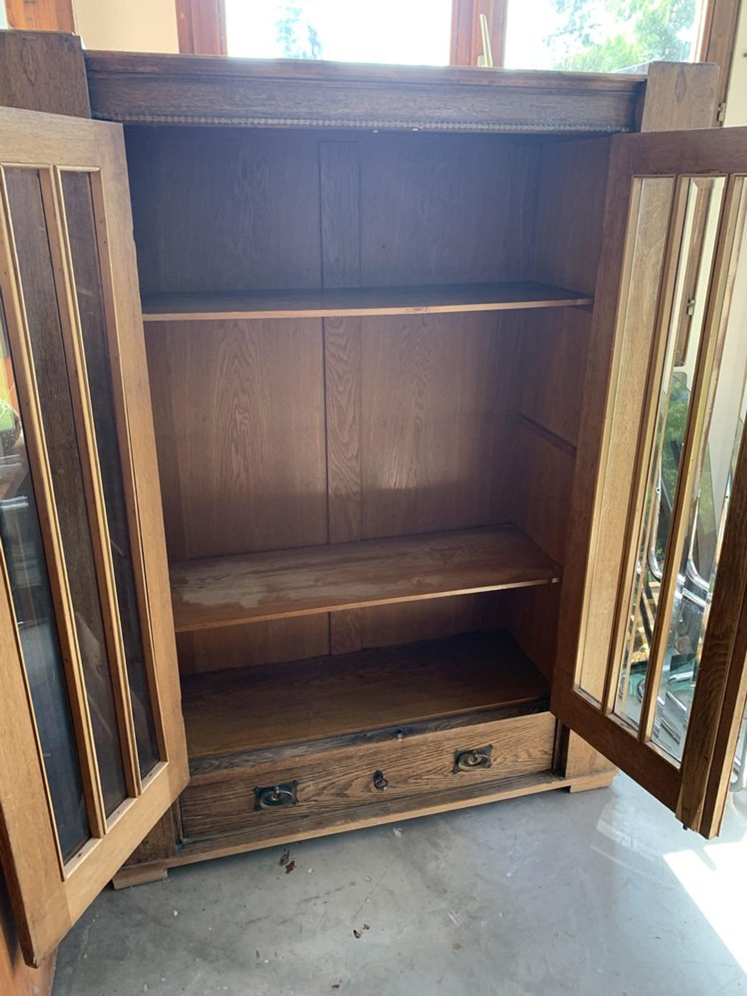 Buffet antique en chêne hongrois verre et bois