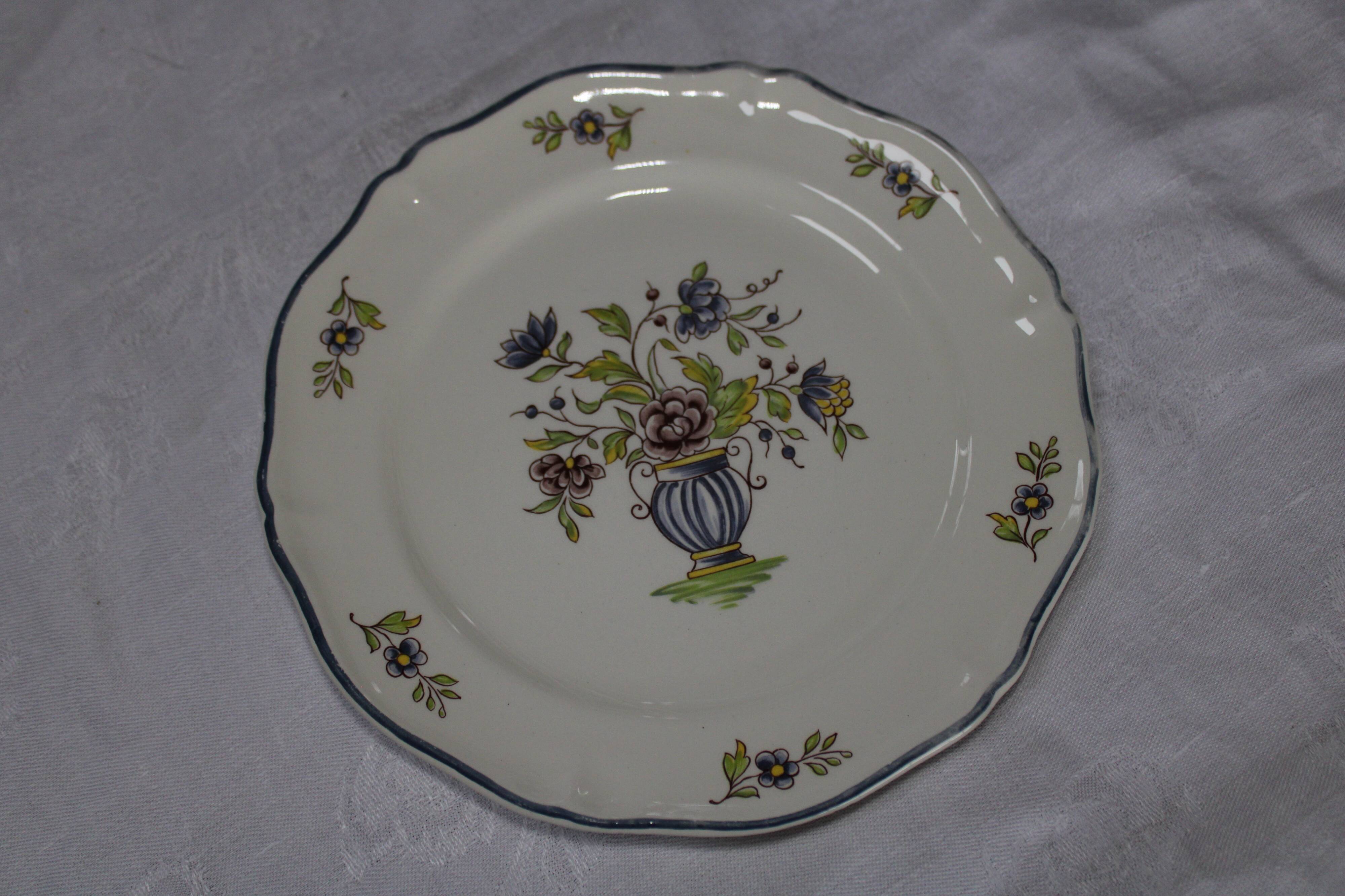 Service at Dessert Saint-Amand Vieux Delft