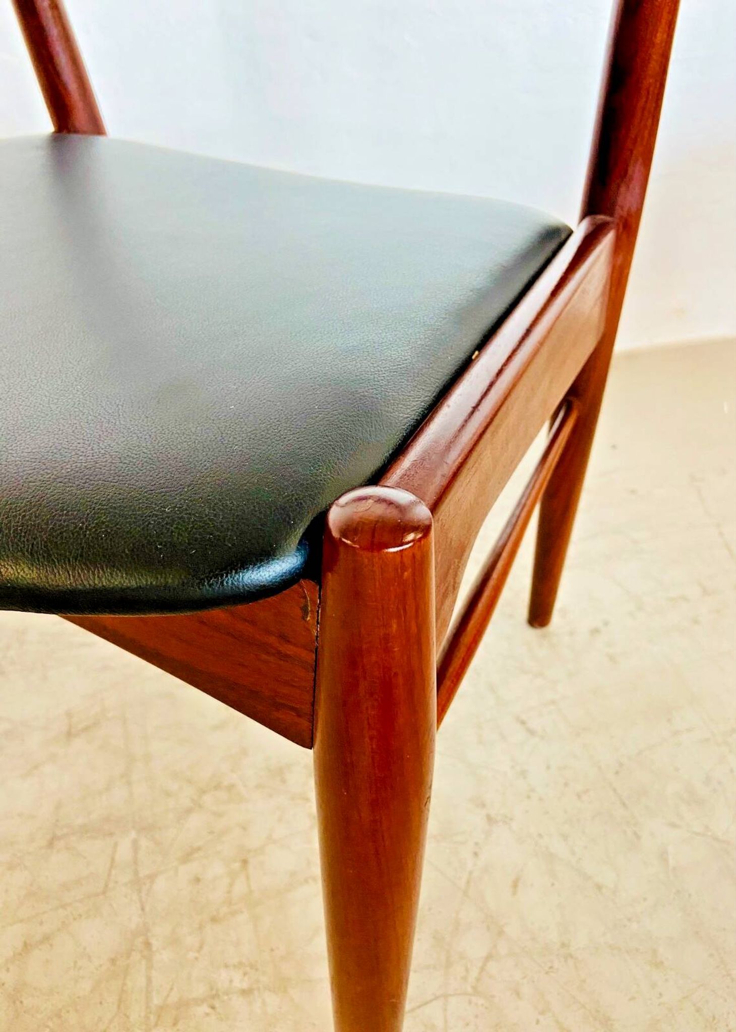 Danish vintage Arne Wahl Iversen teak and leather dining chairs model 26 - 1960s