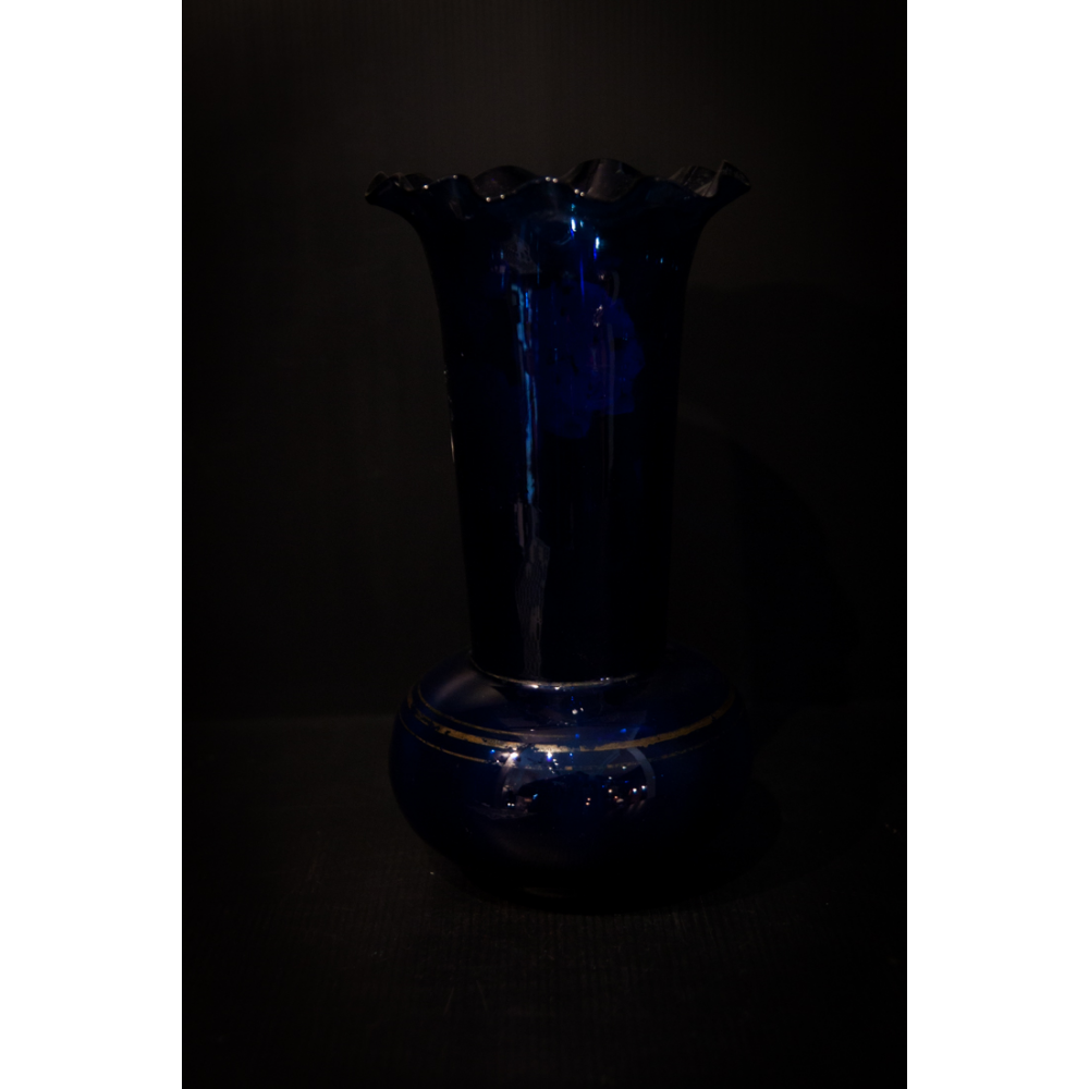 Vase ancien en verre bleu peint à la main.