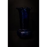 Vase ancien en verre bleu peint à la main.