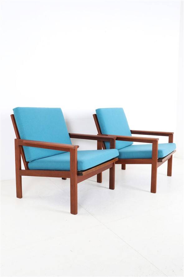 Ensemble de 2 fauteuils en teck "Capella" restaurés d'Illum Wikkelsø / Niels Eilersen.