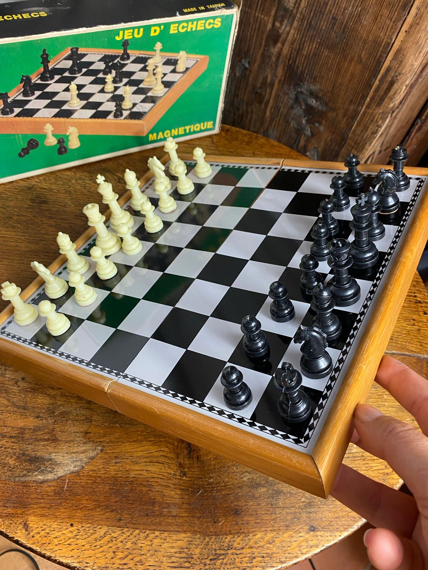 Magnetic and foldable chess set