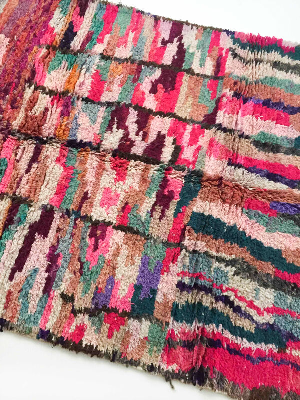 Tapis berbère Boujaad rose à motifs colorés 241x145cm