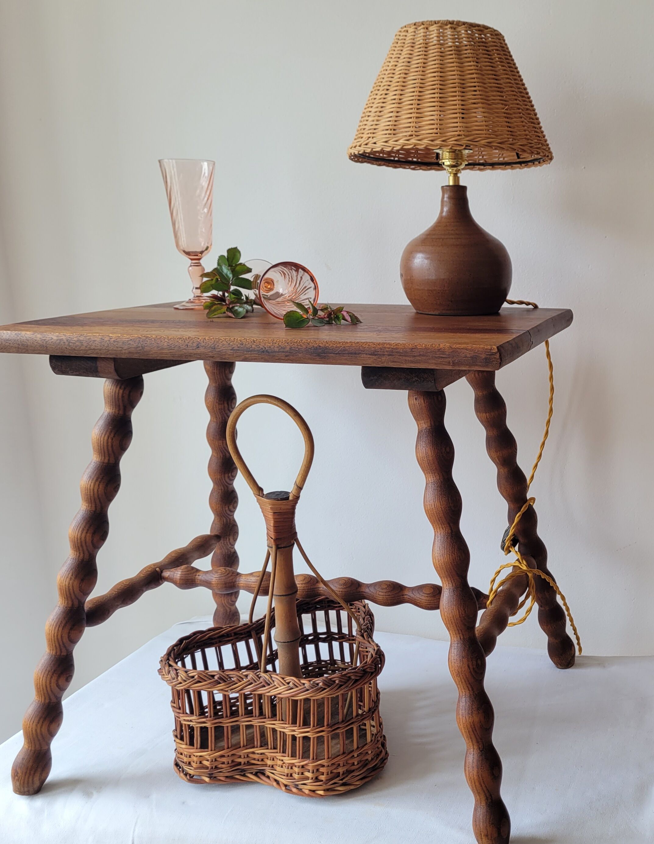 Table basse brutaliste pieds torsadés
