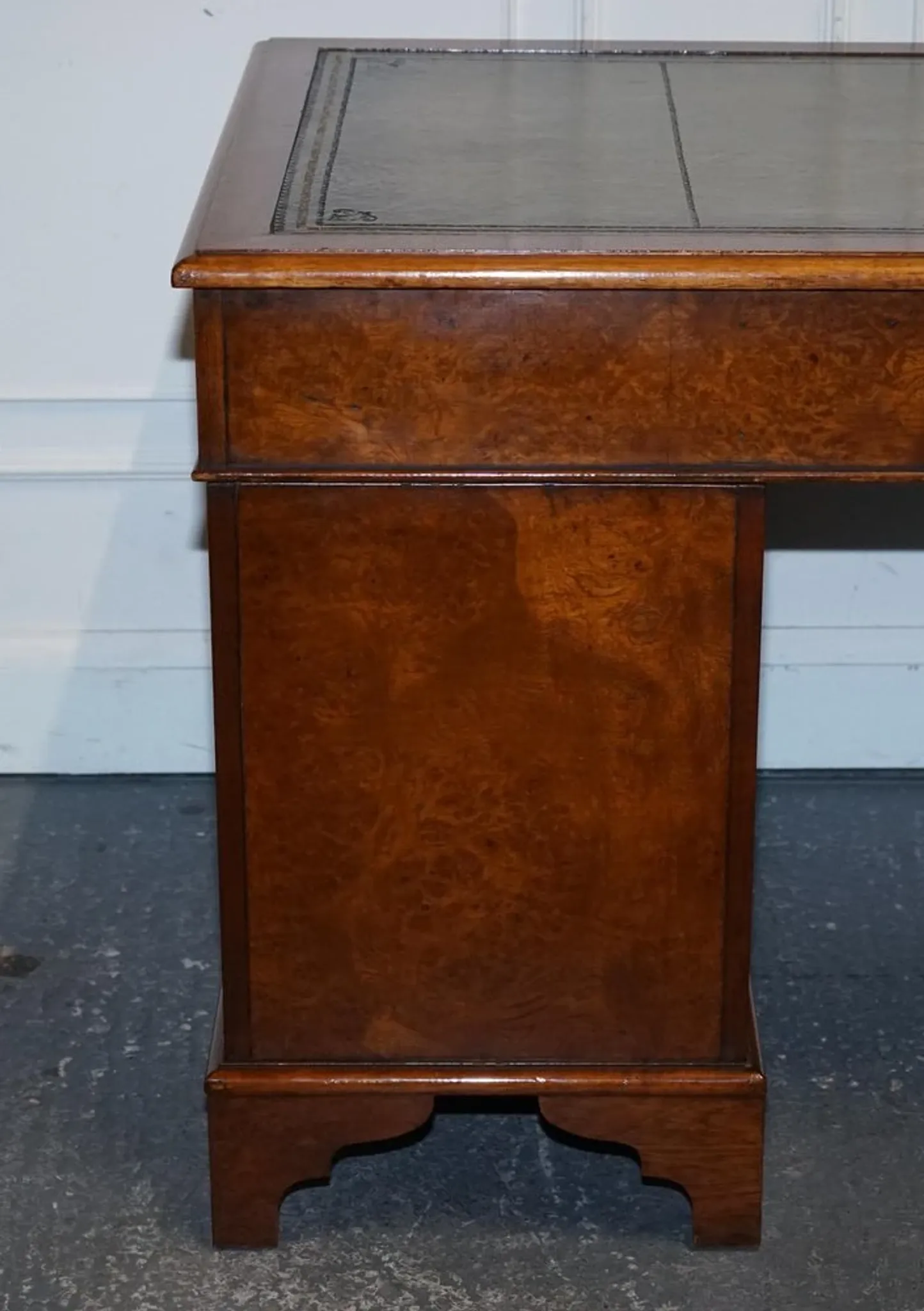 Victorian Pedestal Desk in Walnut and Hand-Dyed Leather