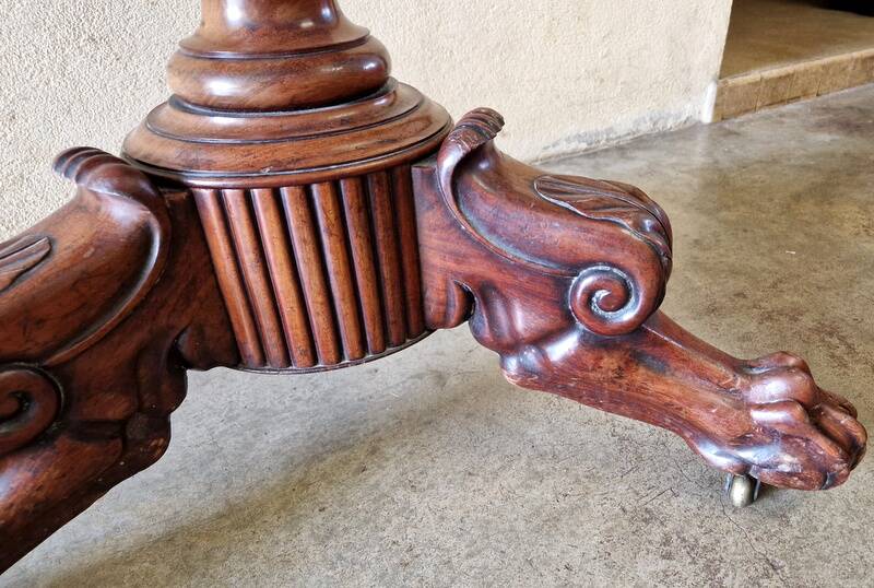 Table, guéridon en acajou et placage d'acajou - Époque Restauration (vers 1820-1830)