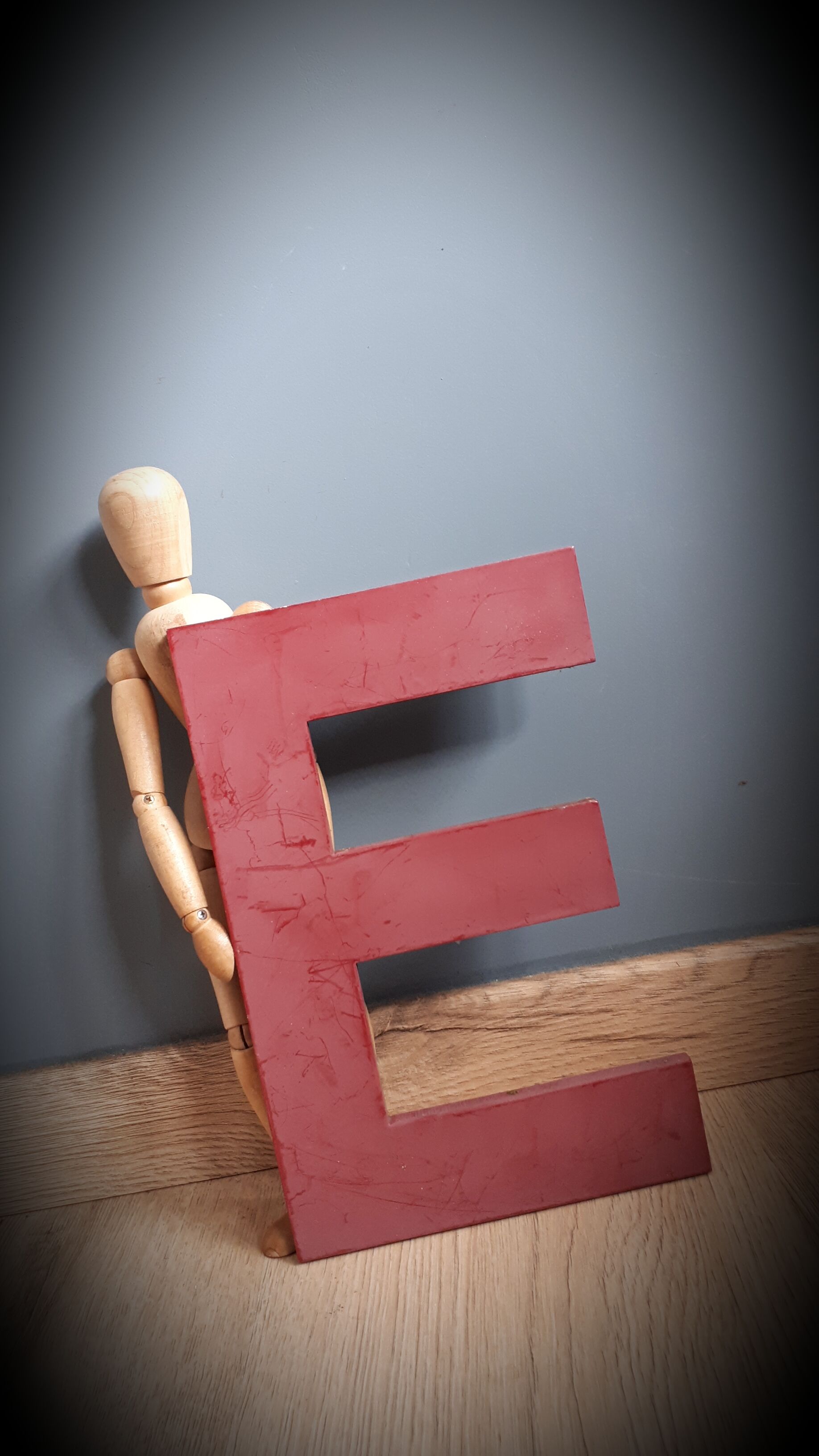 Letter sign E