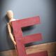 Lettre enseigne E