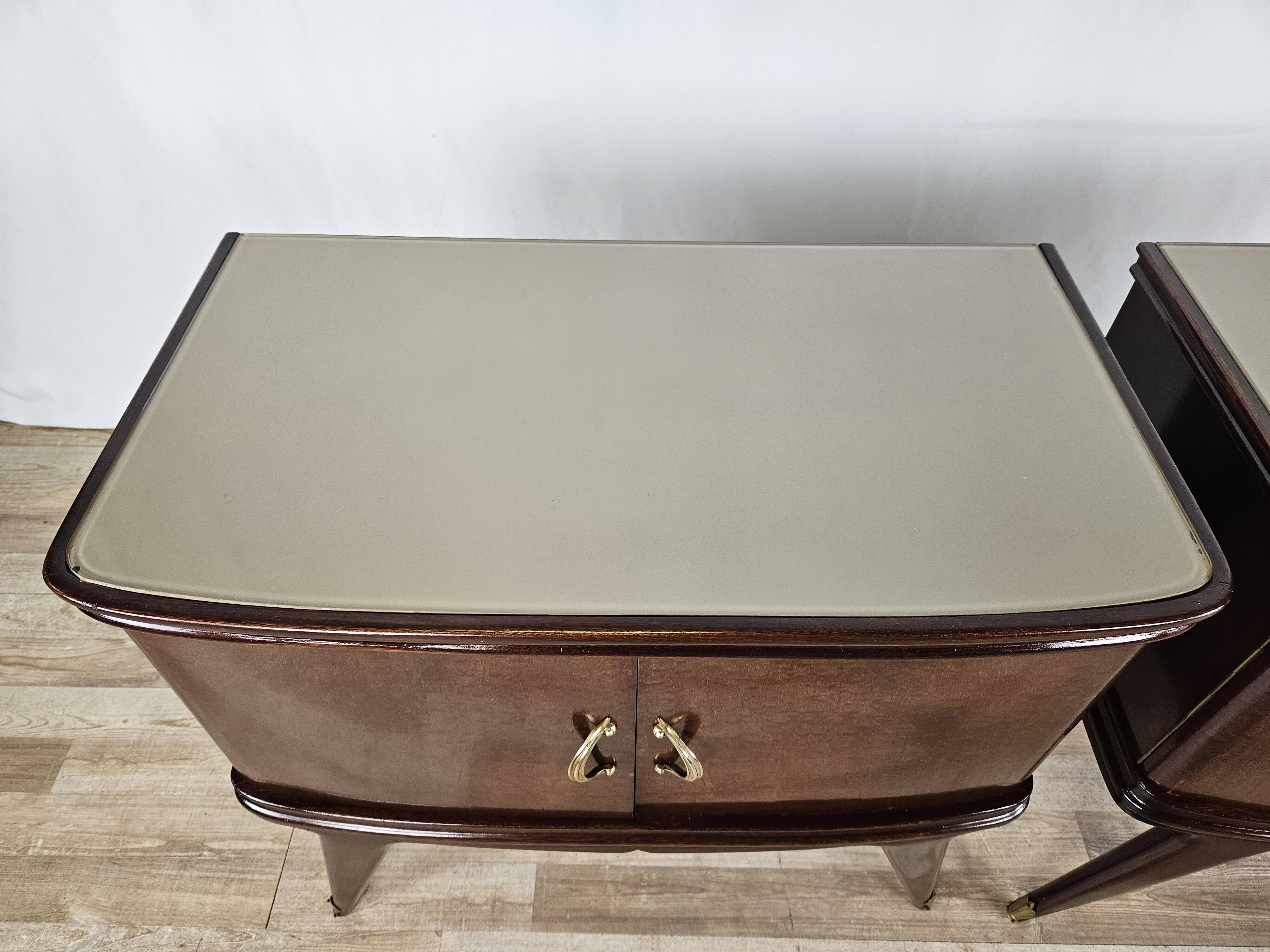 Paire de tables de chevet en acajou avec poignées en verre et laiton