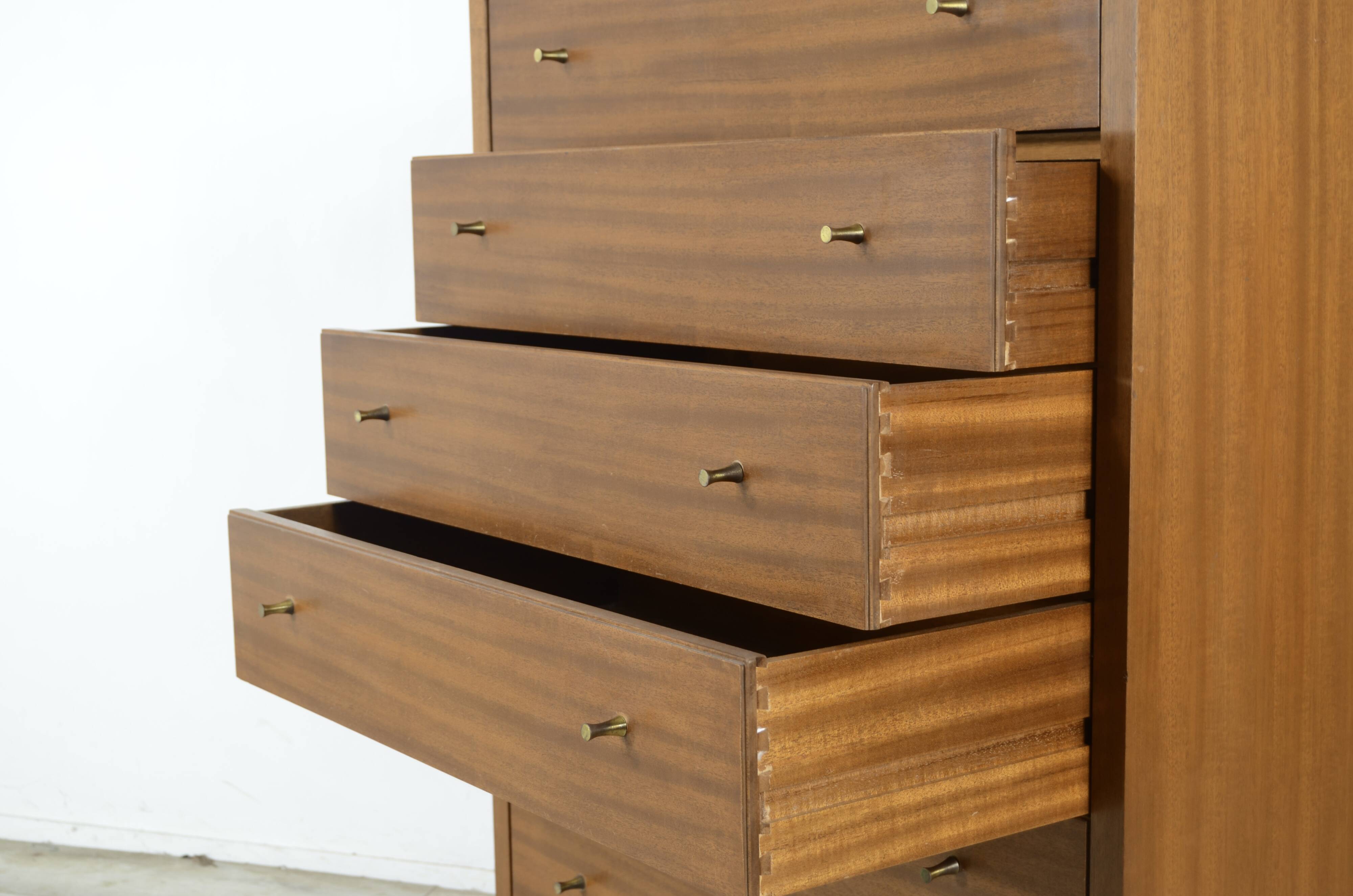 Commode / Tallboy vintage du milieu du siècle « Heal » en noyer. Style moderne/danois.