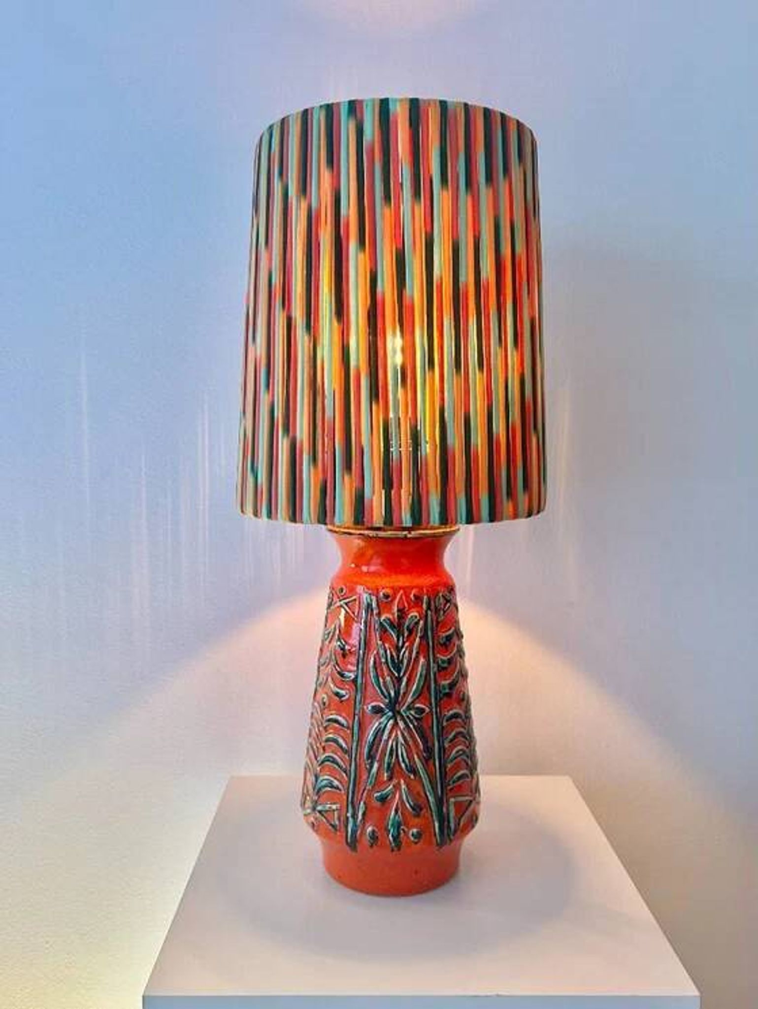 Lampe de table d'ambiance upcyclée à partir d'un vase en céramique Übelacker.