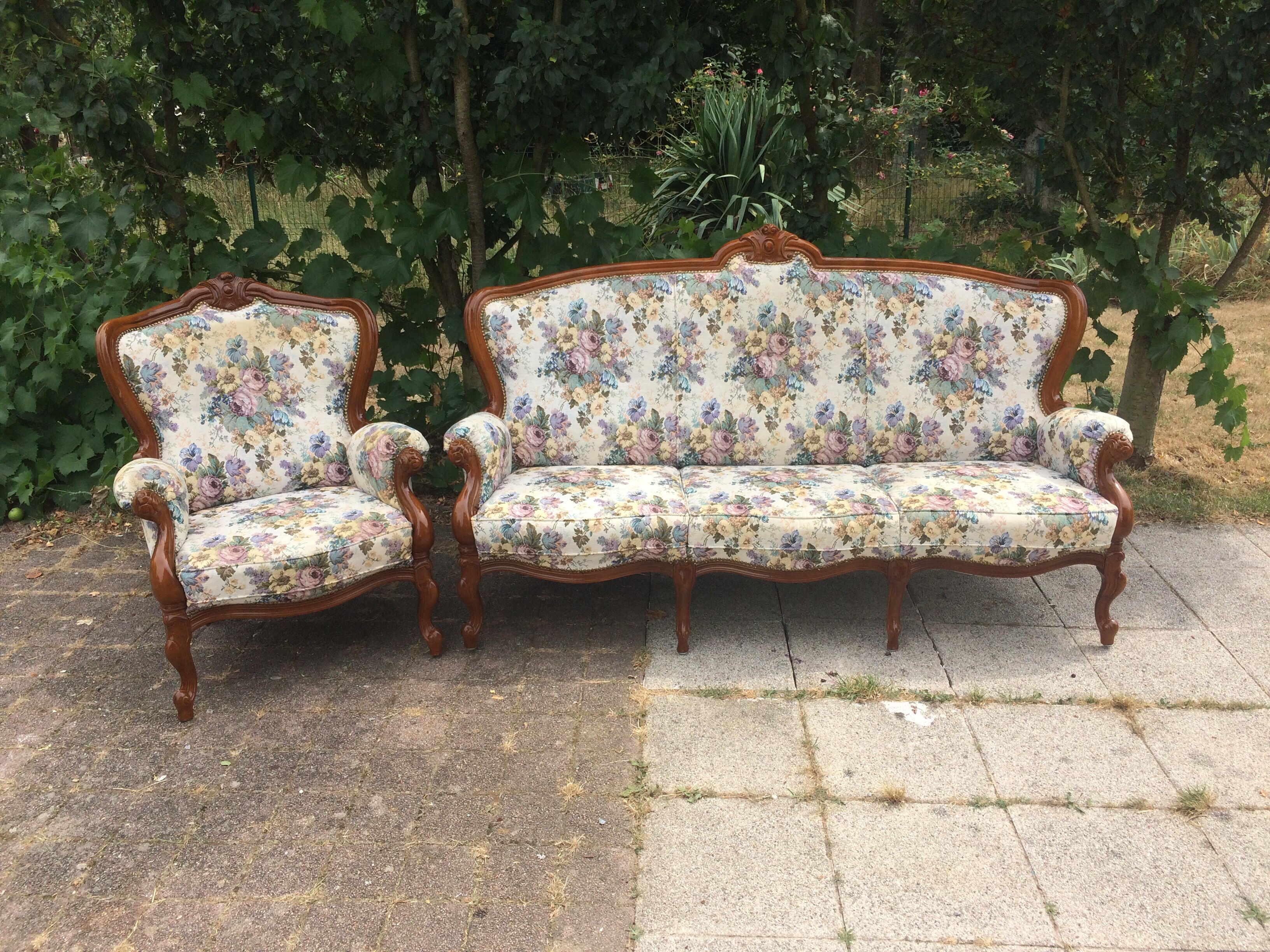 Baroque-style floral lounge