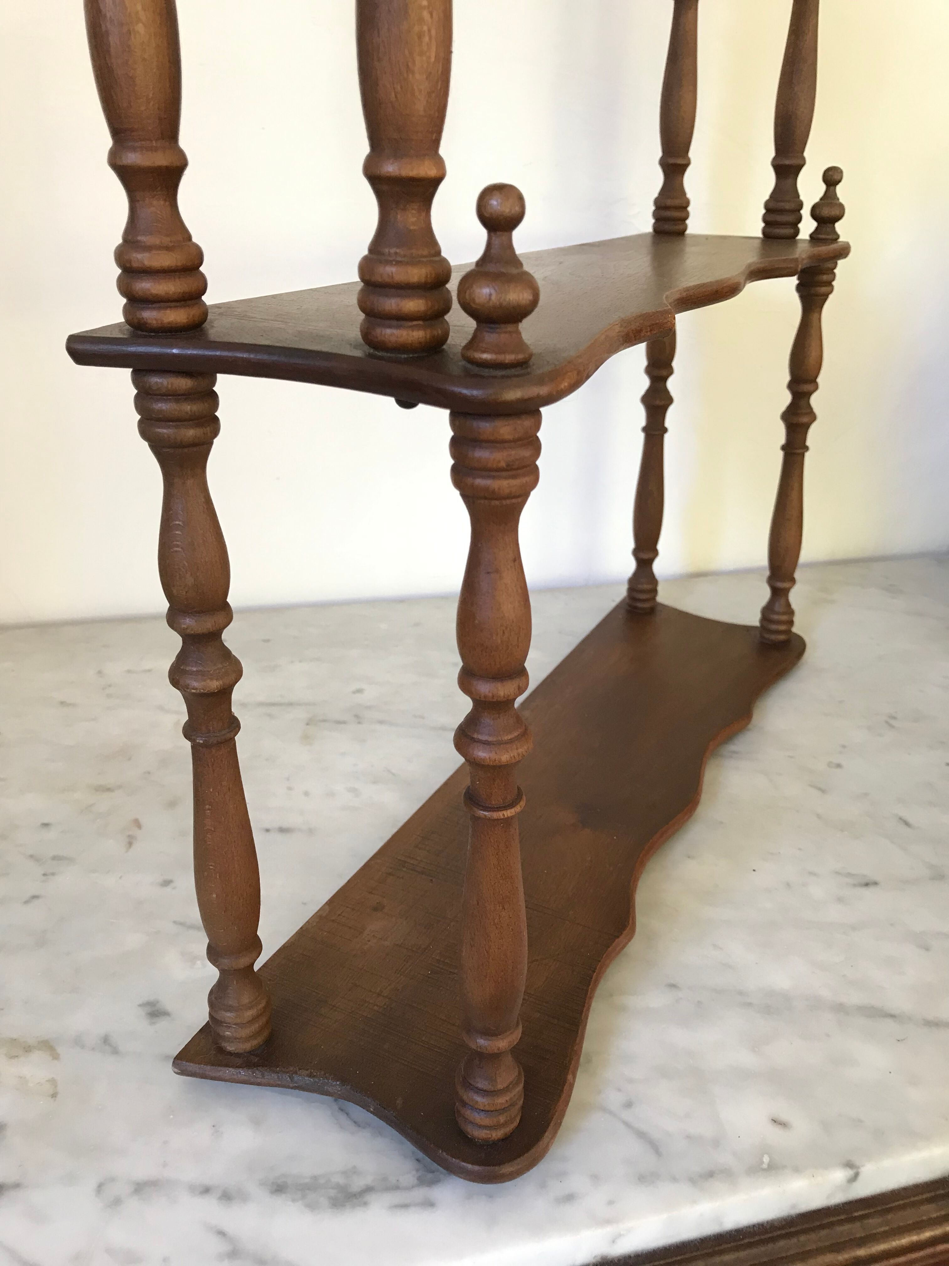 Wooden shelf turned at the end of the 19th century