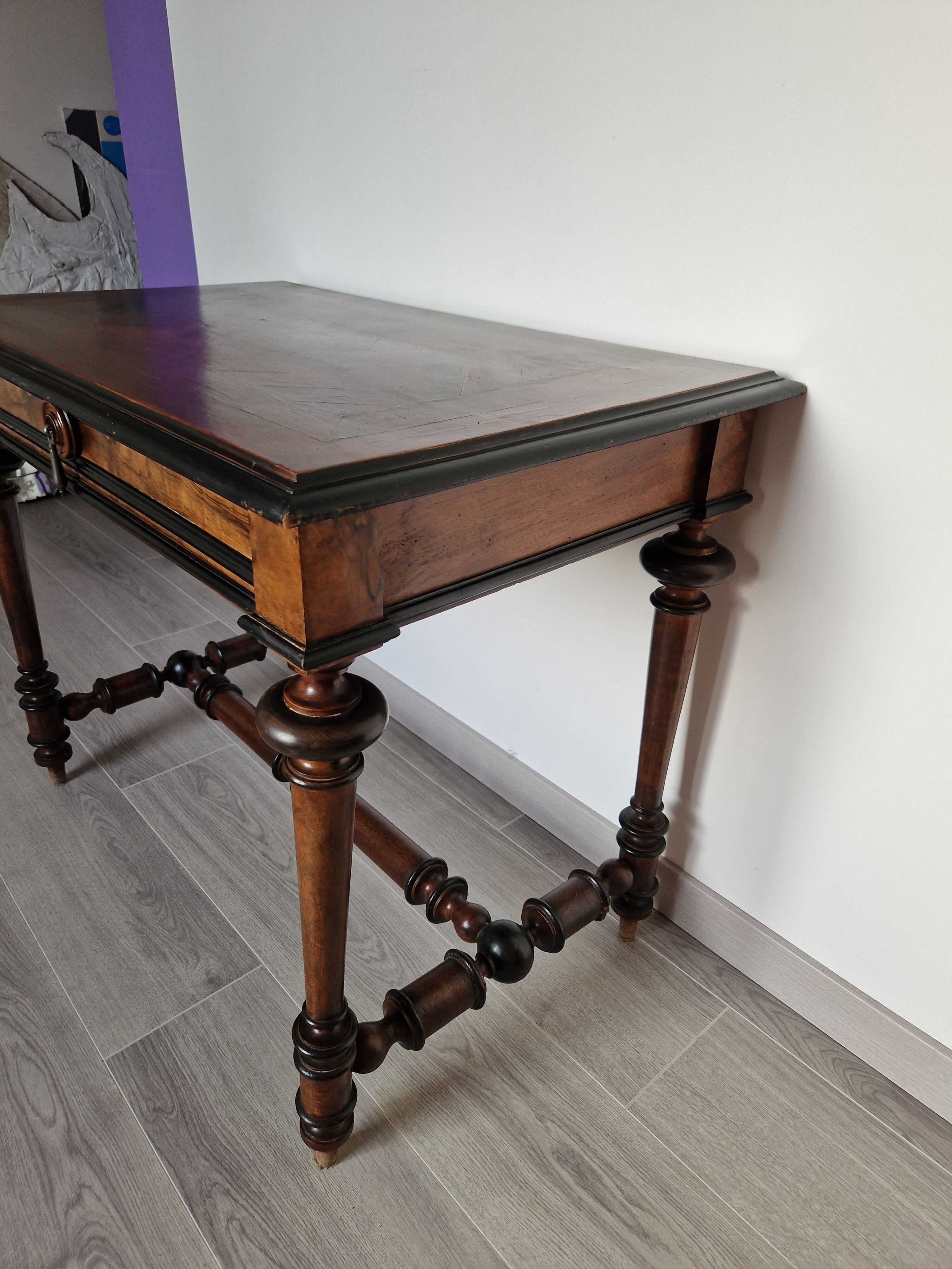 Napoleon nineteenth century desk in solid walnut and mahogany veneer