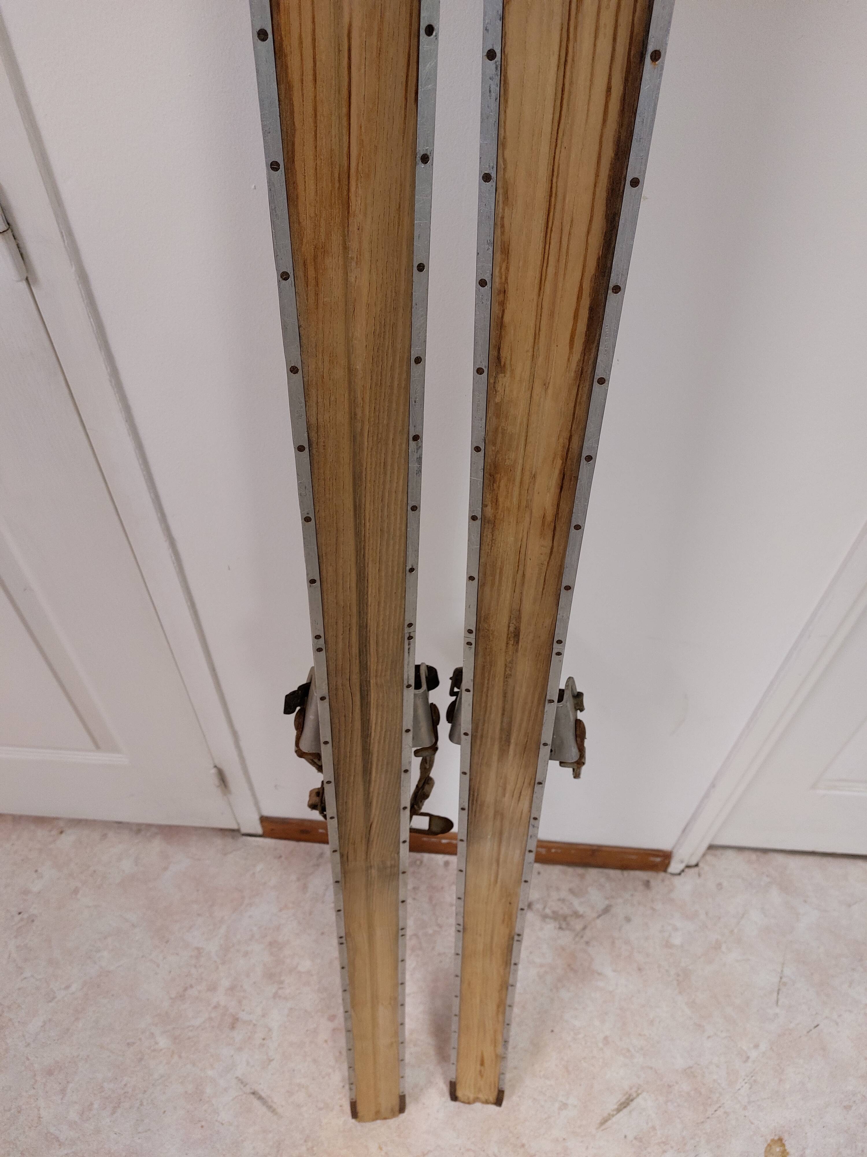 Pair of old skis in wood and zinc 175 cm