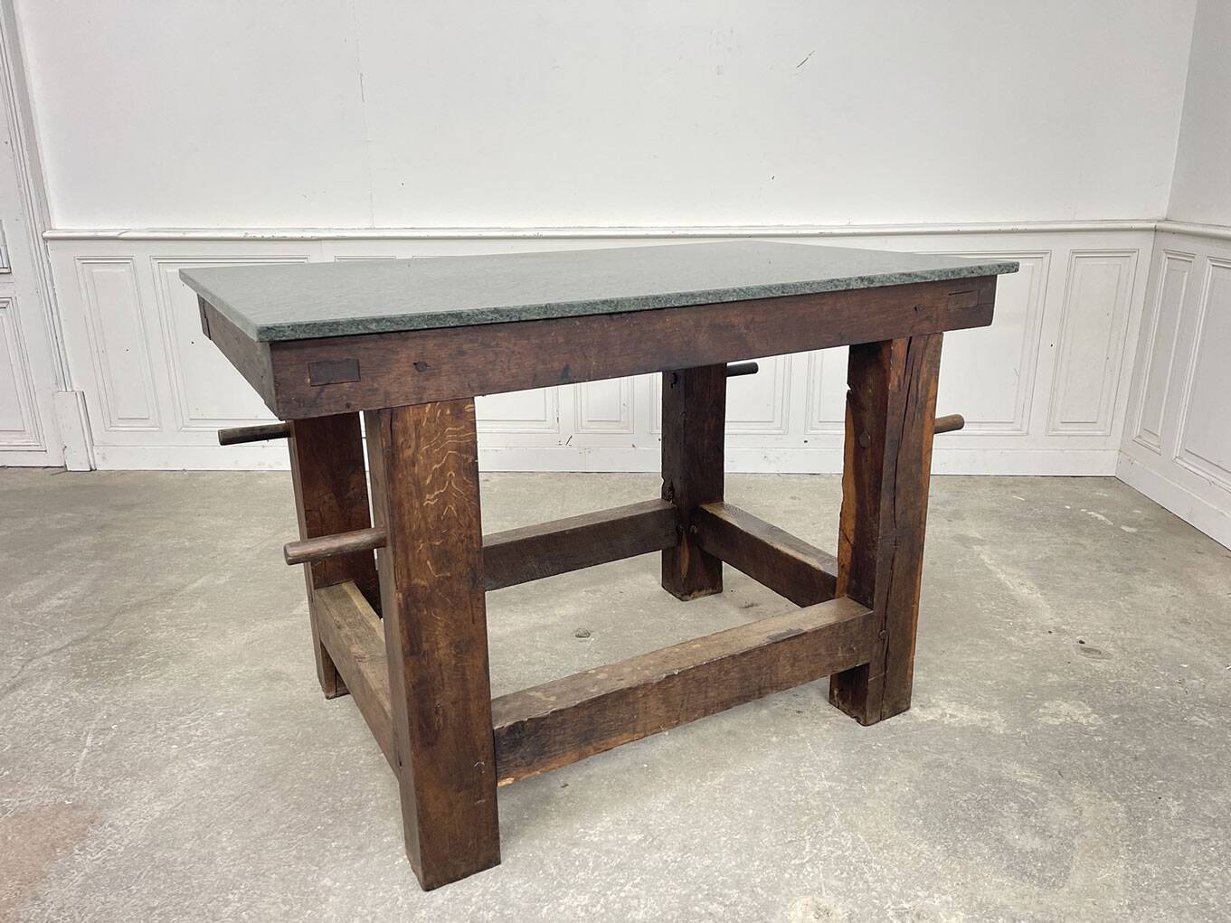 Old work island from 1930 in oak and granite.