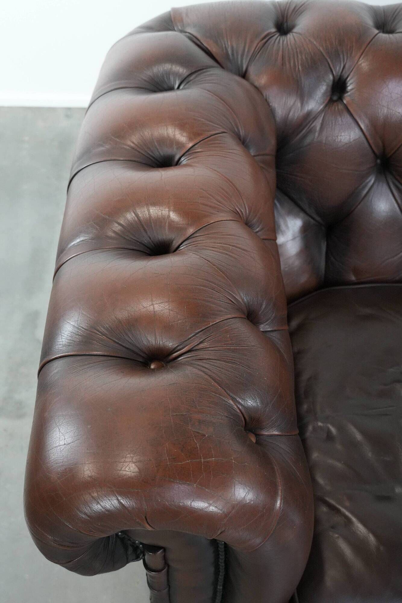 Dark brown cow leather vintage 2-seater Chesterfield sofa in English style