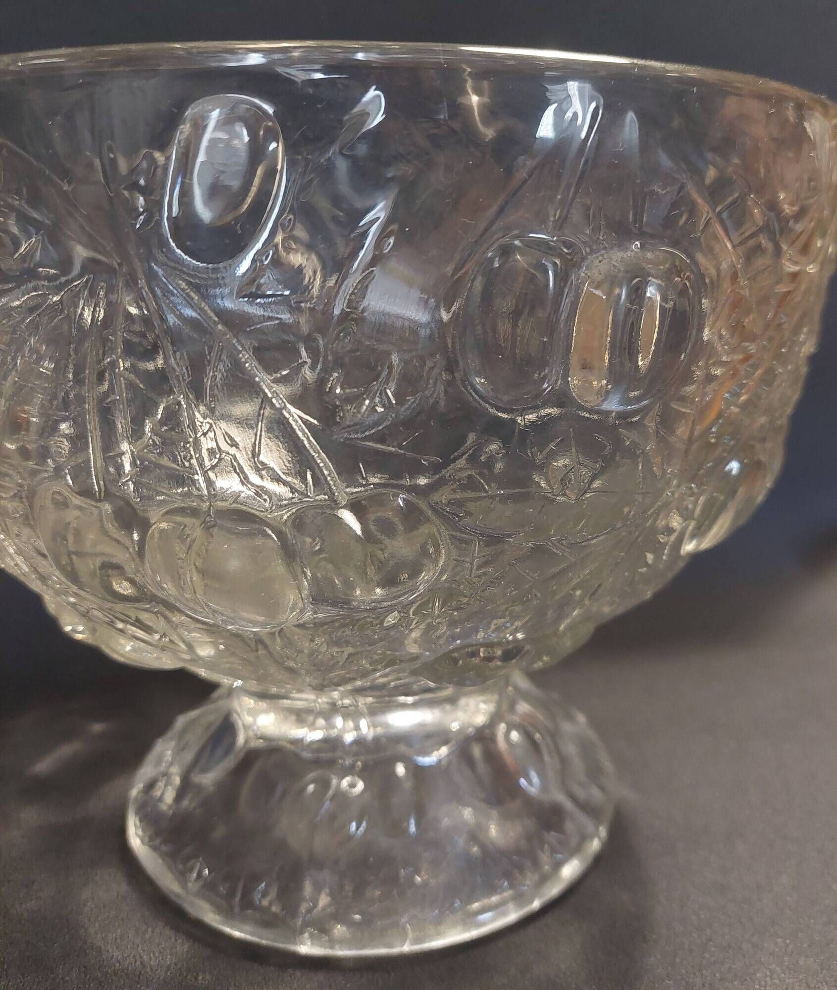 Grande coupe à fruits en verre moulé vintage