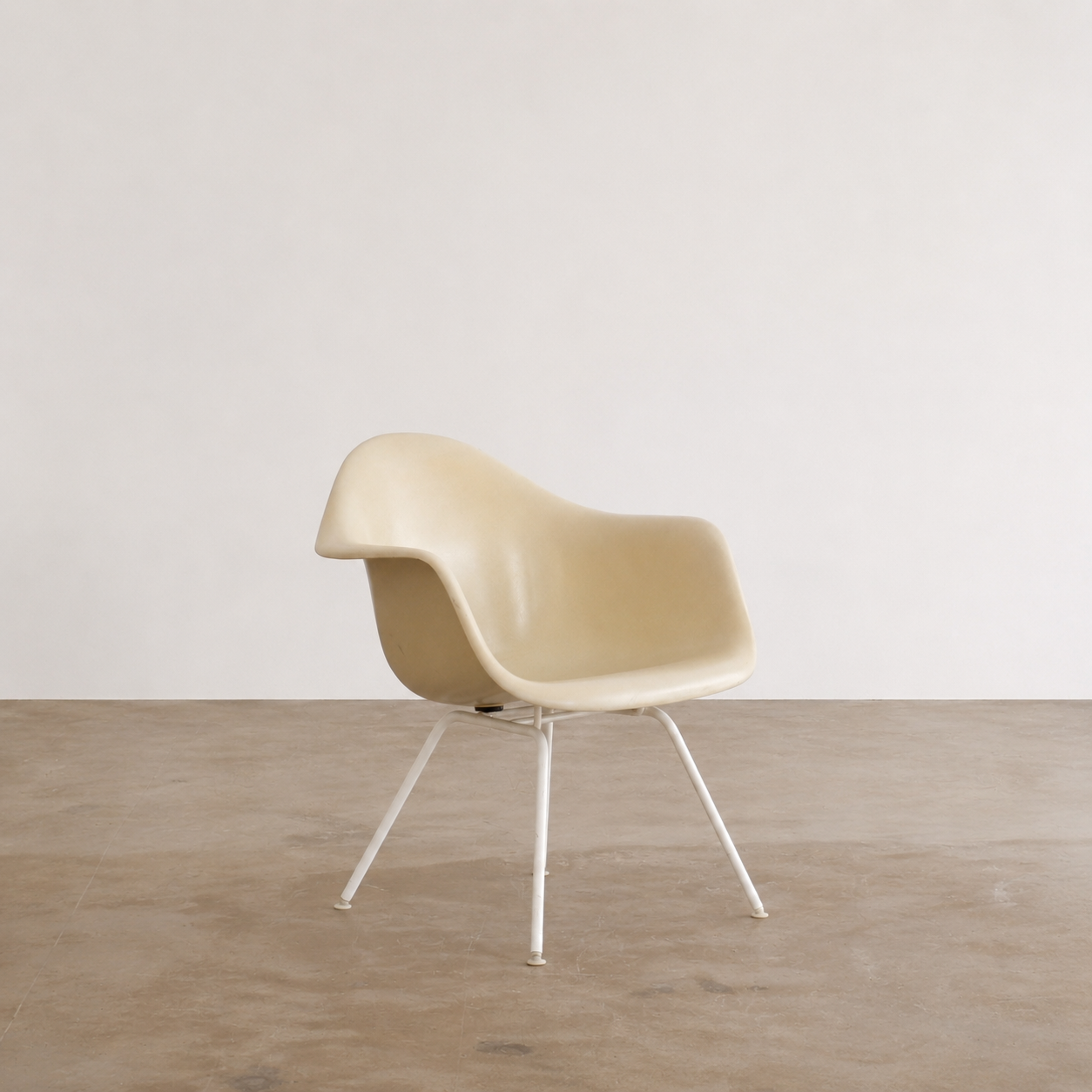 Fauteuil en fibre de verre eames par herman miller avec base lax blanche