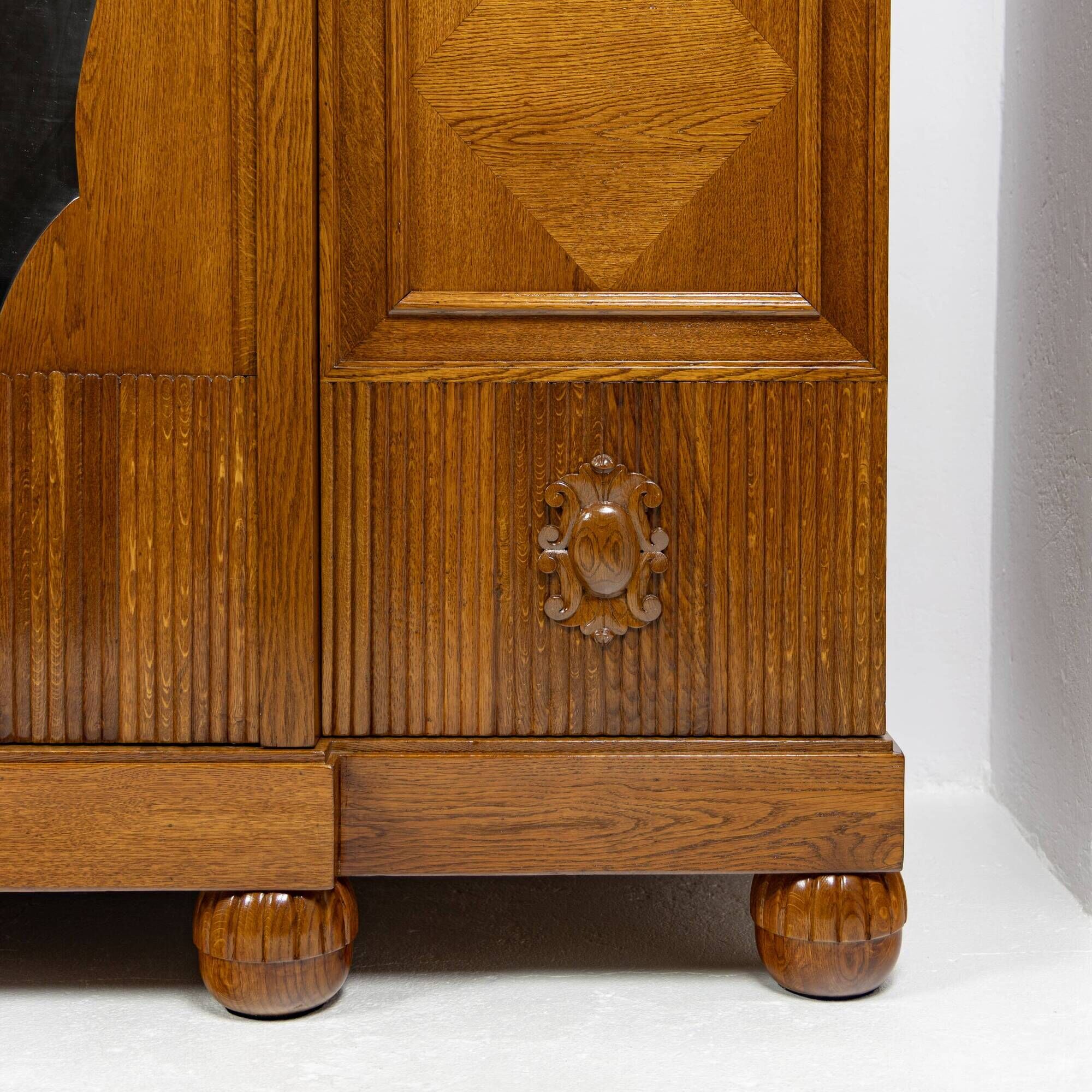 Grande armoire trois portes en chêne - Interguerre 1920-1939