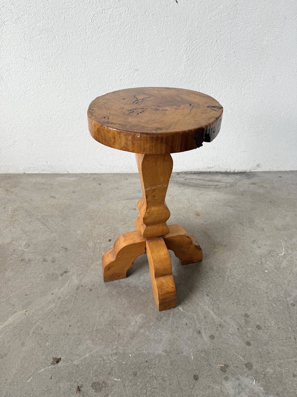 Tabouret artisanal en orme, art populaire