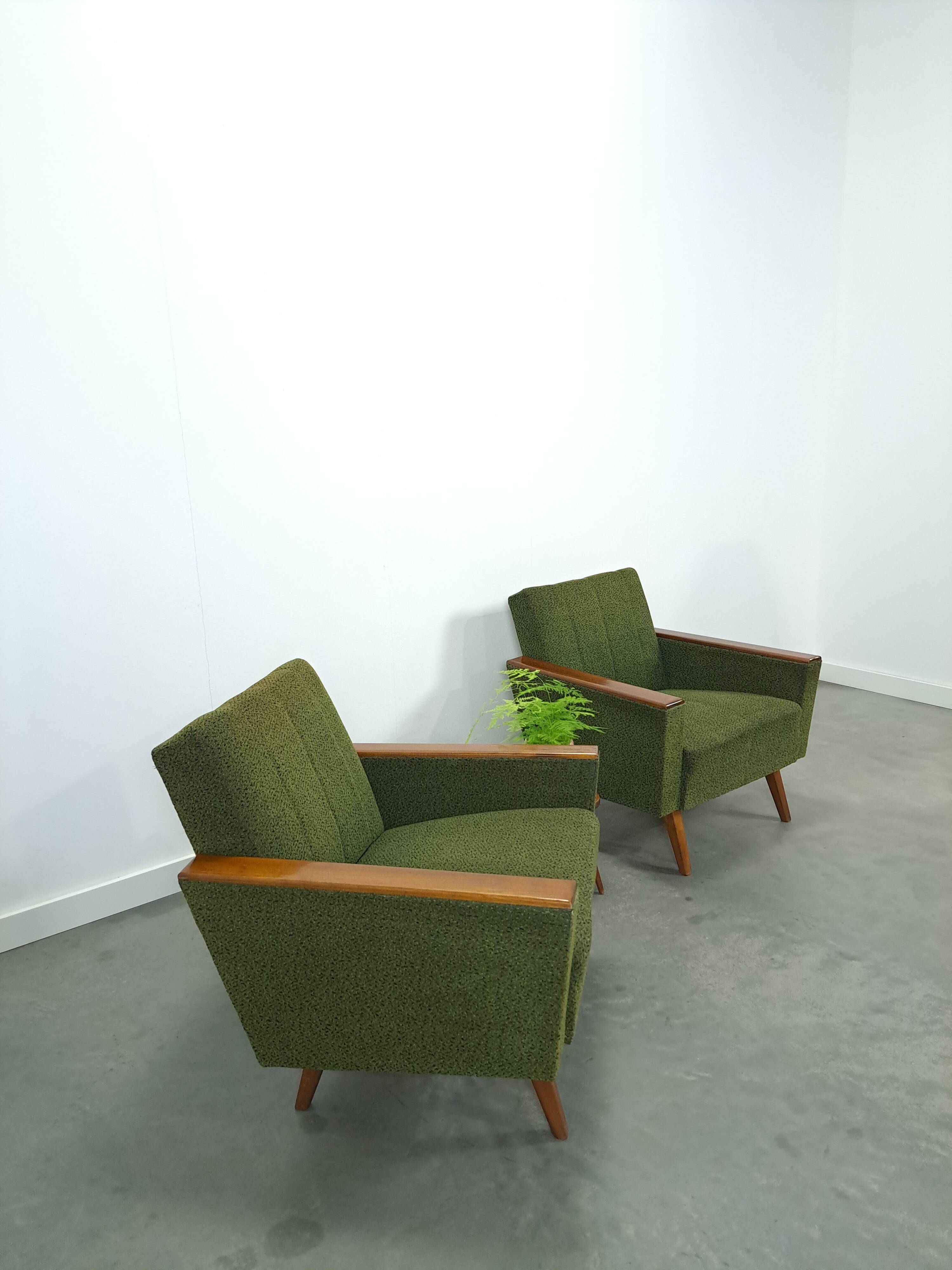 Fauteuil vert avec dossier en bois de teck