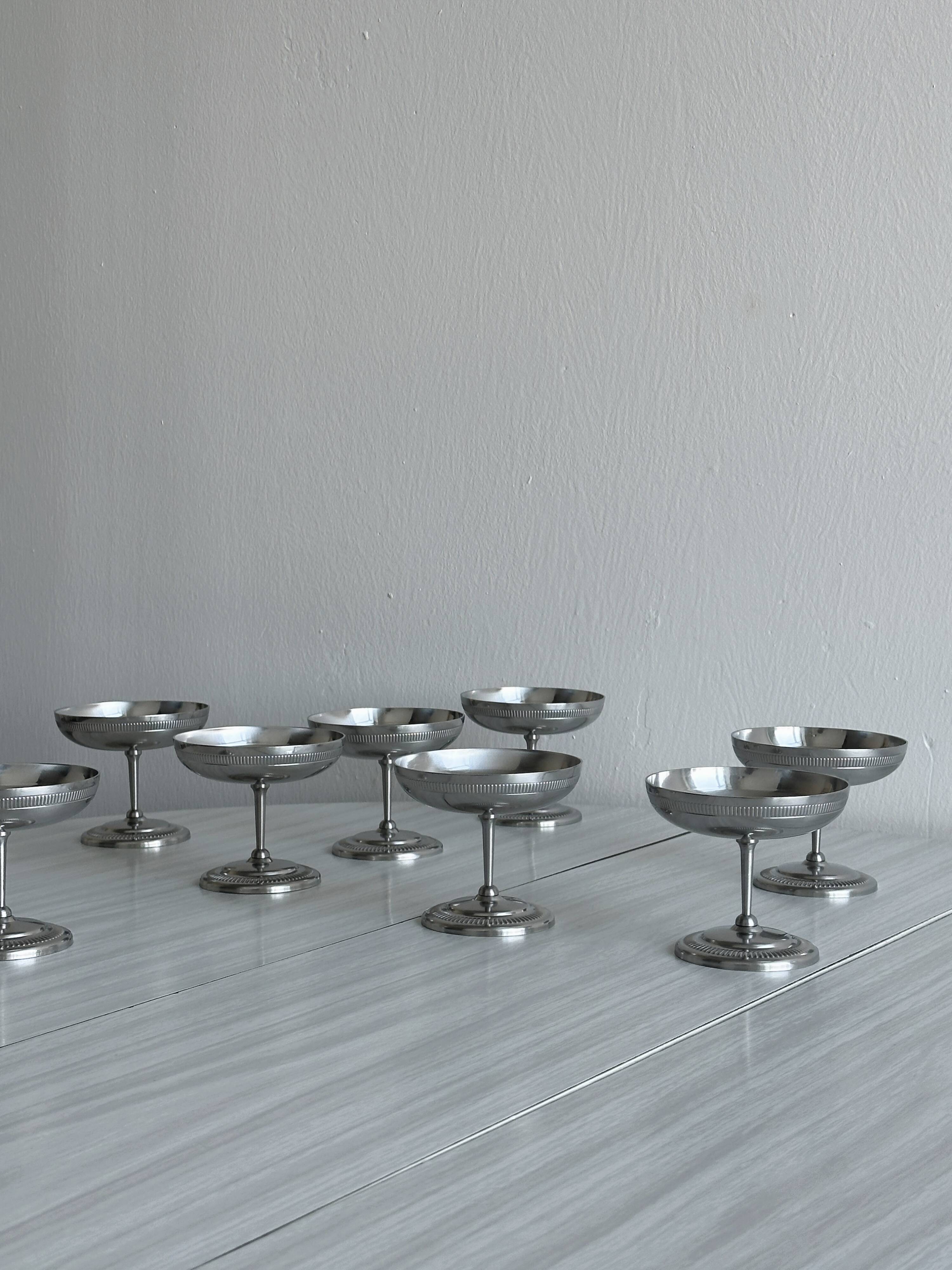 8 coupelles sur pied en inox