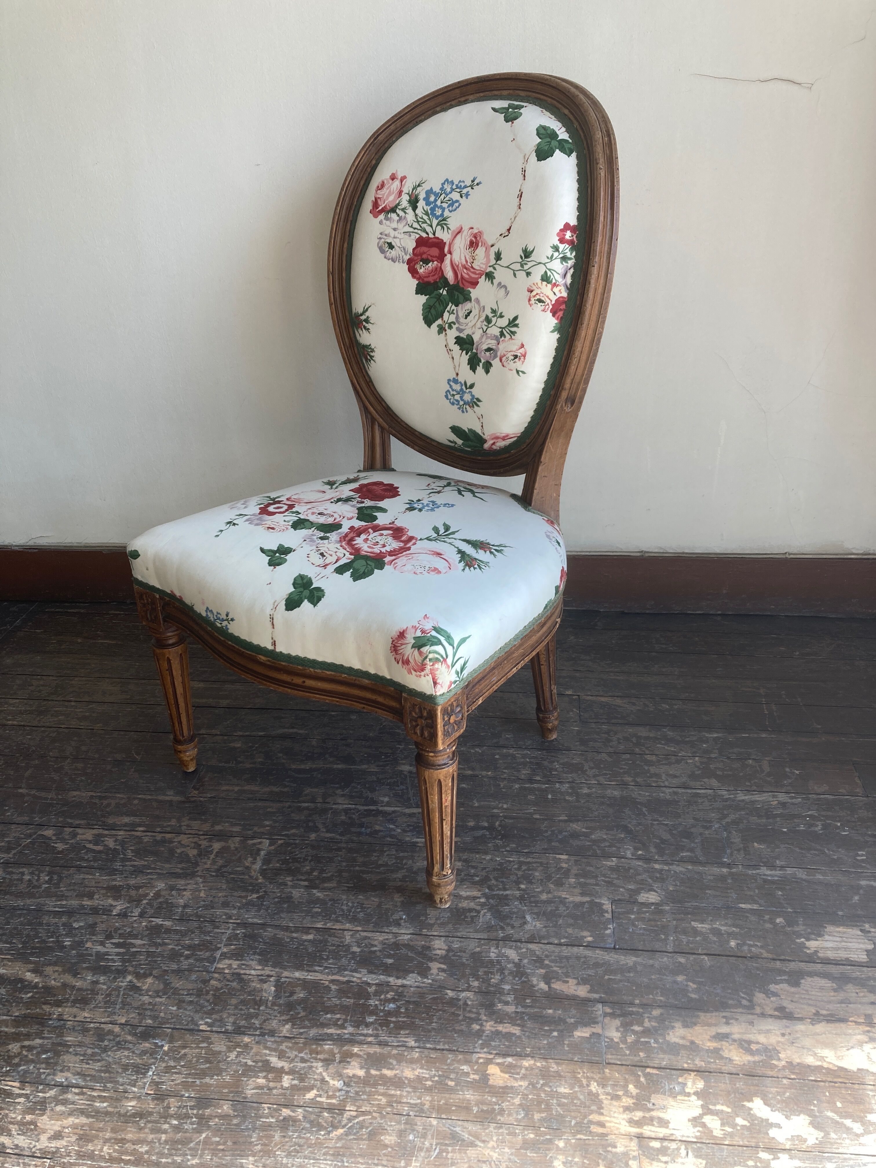 Nursing chair medallion Louis XVI 19th Sanderson chintz with flowers
