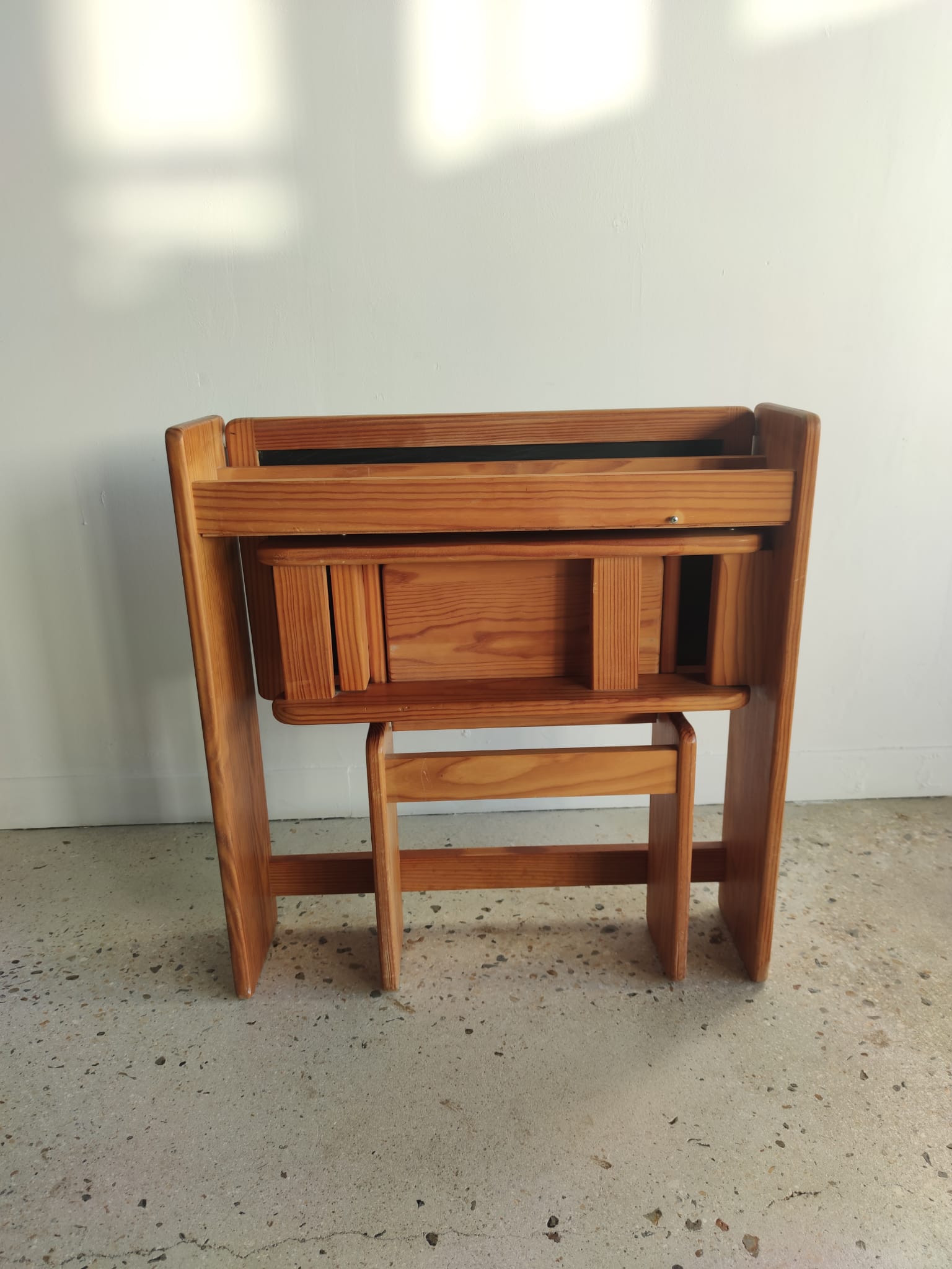 Foldable pine children's desk