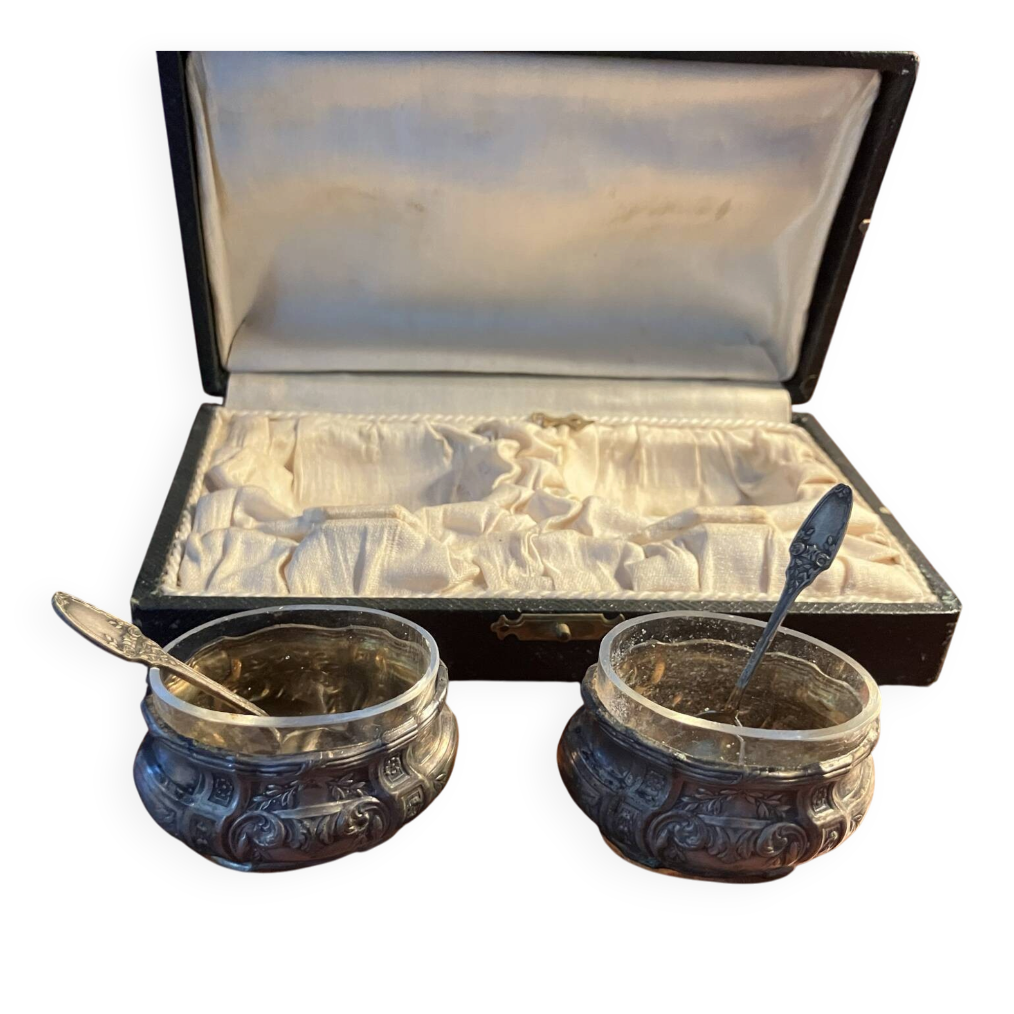 Set of 2 metal salt shakers