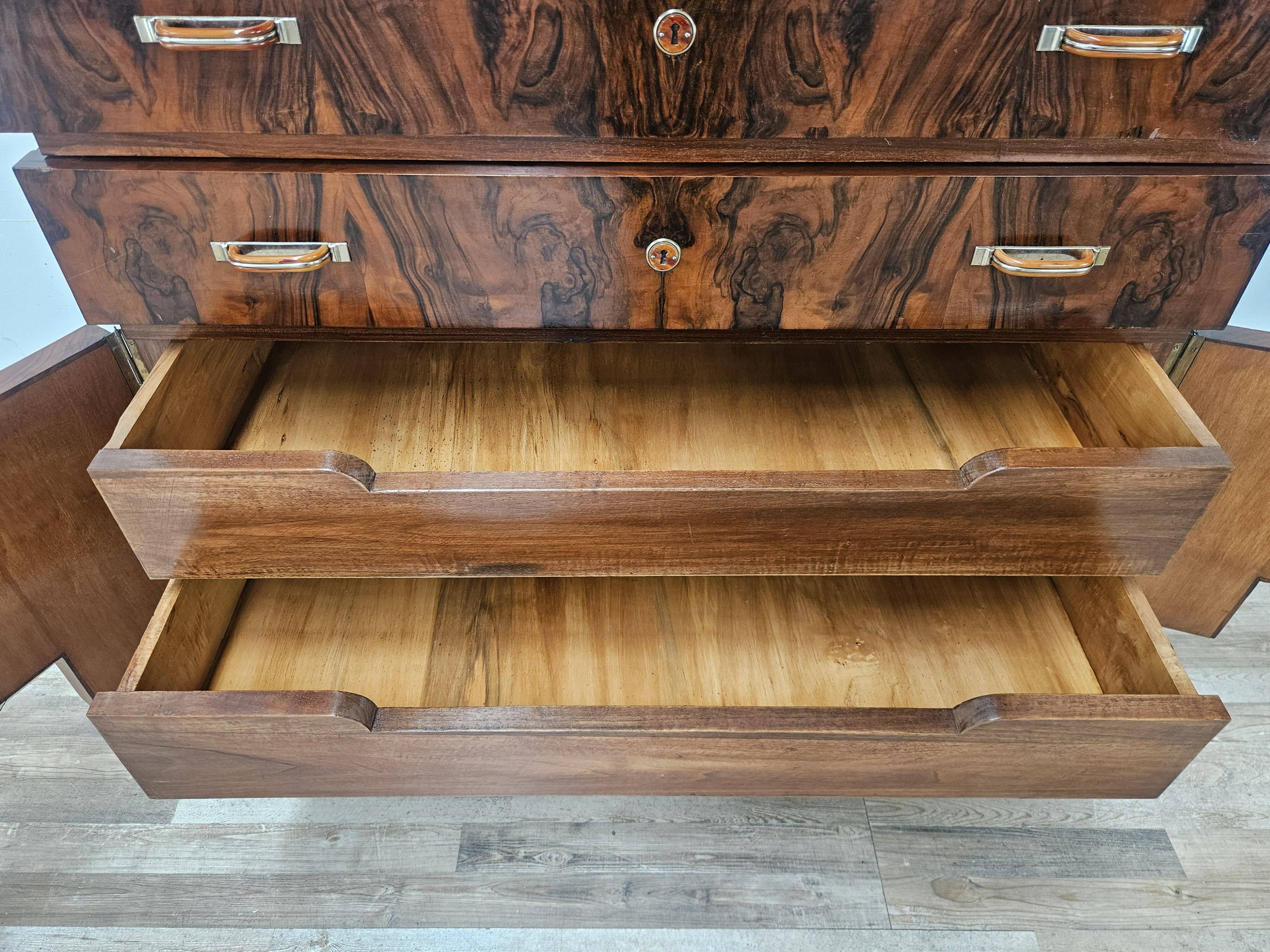 Exclusive 1940s Art Decò sideboard in walnut burl with mirror