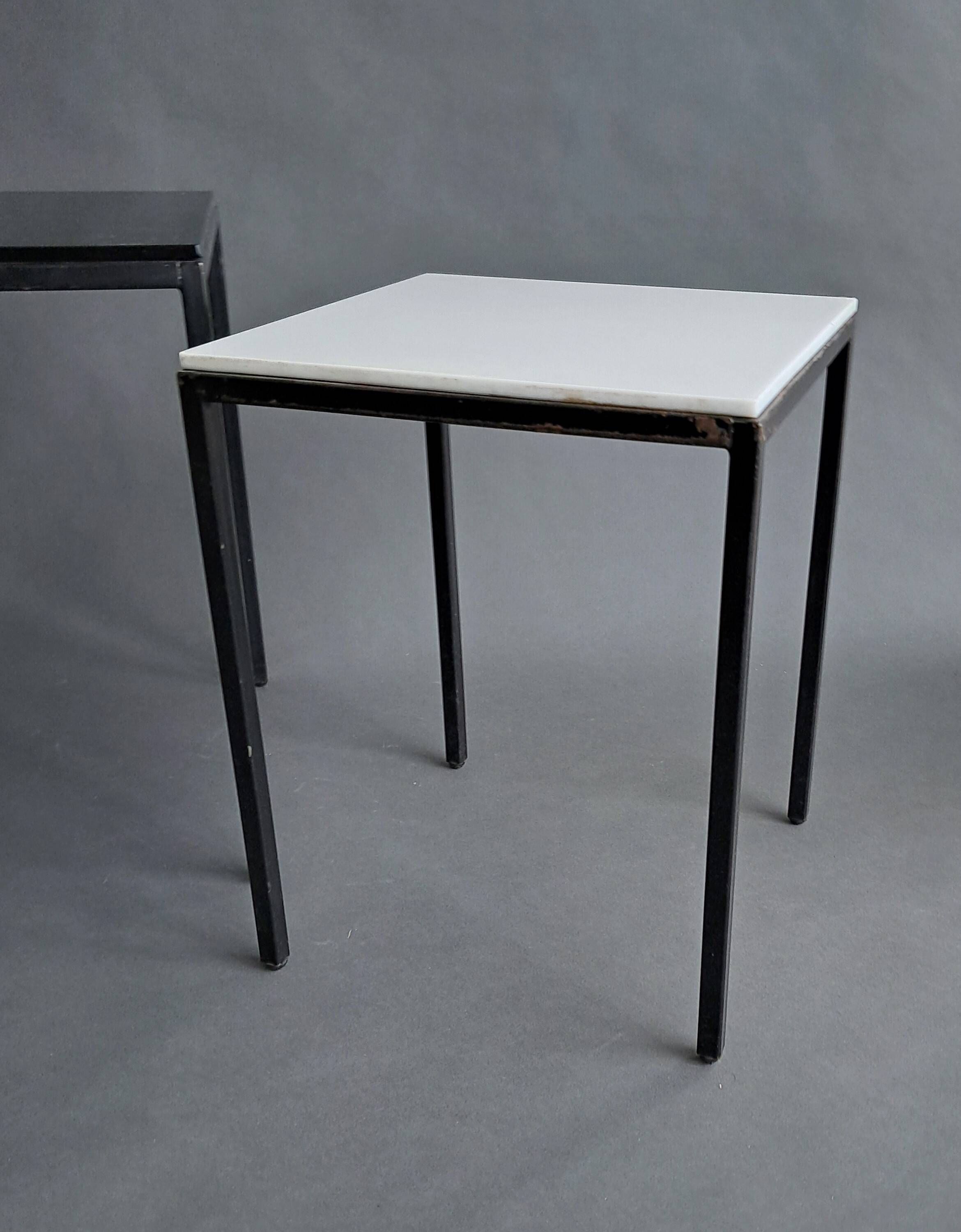 Pair of modernist nesting tables in black metal and white and black opaline 1960.