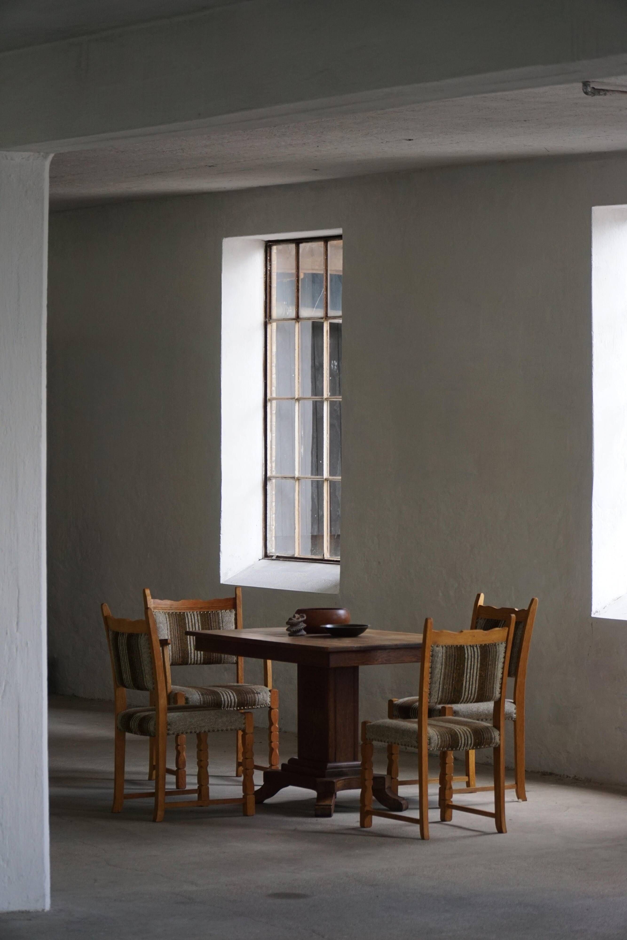 Danish Mid-Century Modern style, set of 8 dining chairs in oak and wool, 1960s.