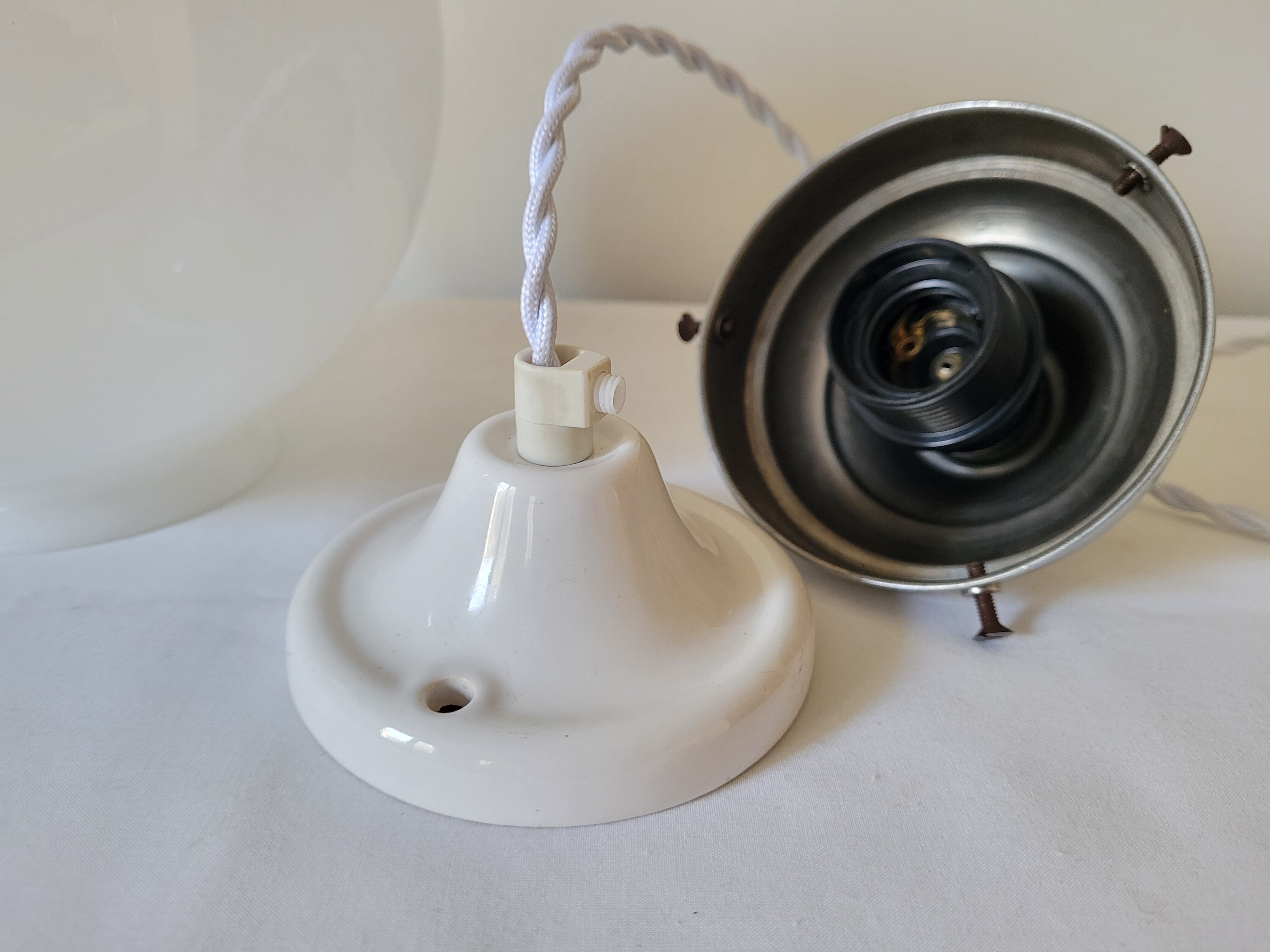 Opaline globe suspension