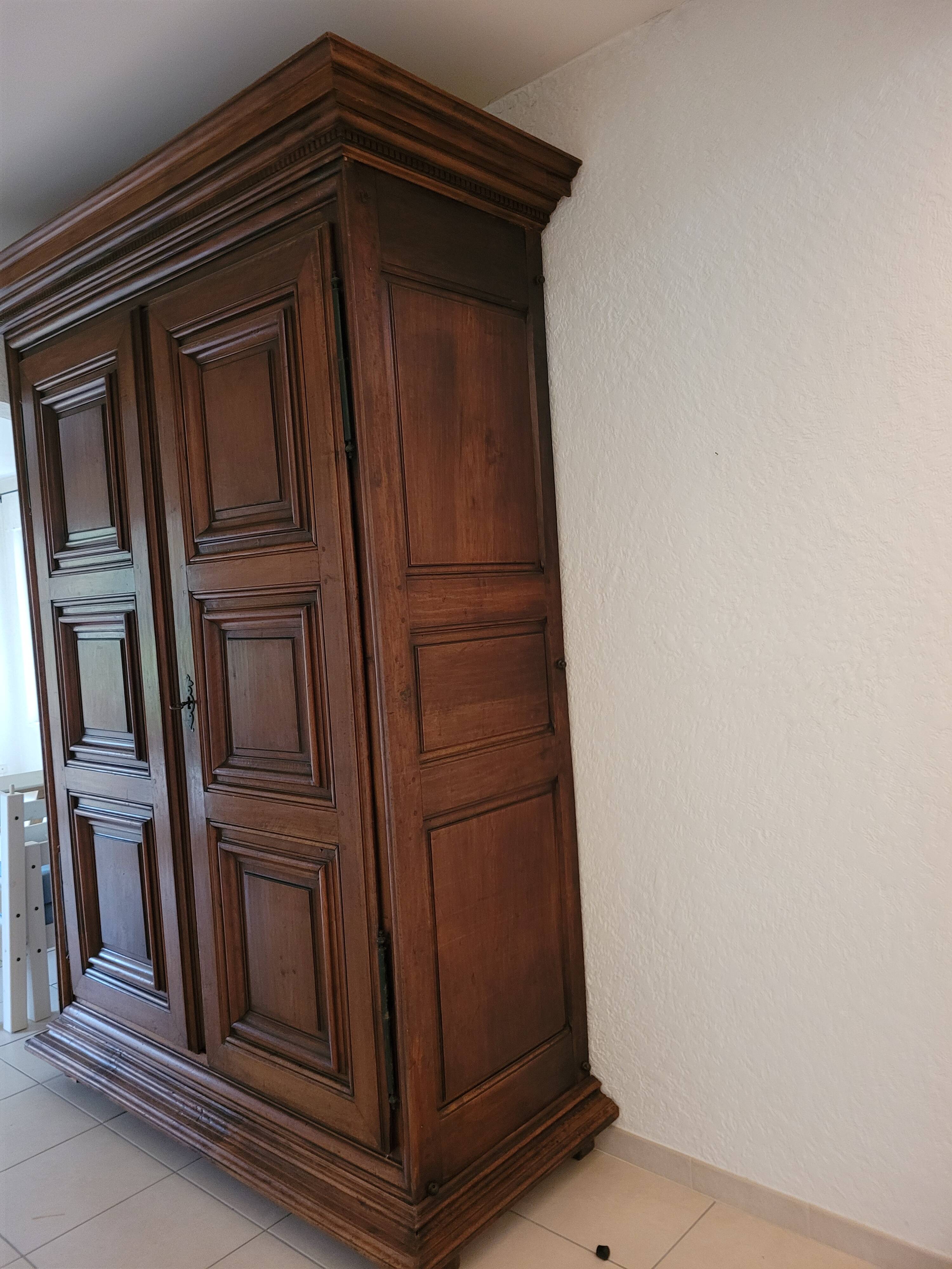 Armoire forezienne noyer massif