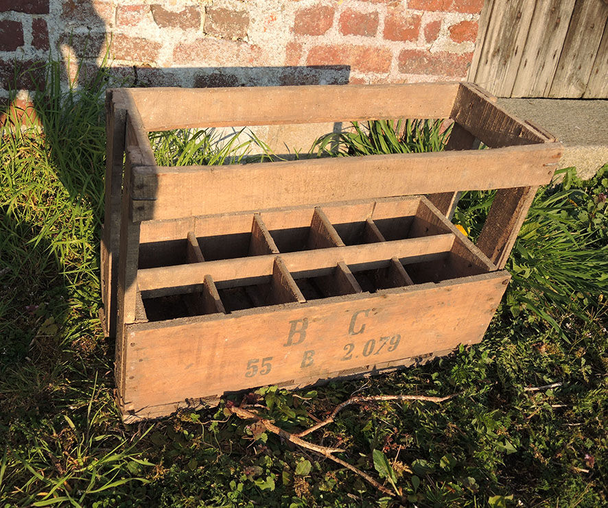 Old box with 10 wooden bottles -bc