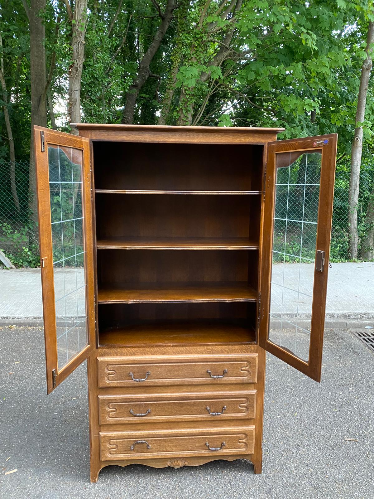 Vitrine Louis XV en bois signée Riskoff