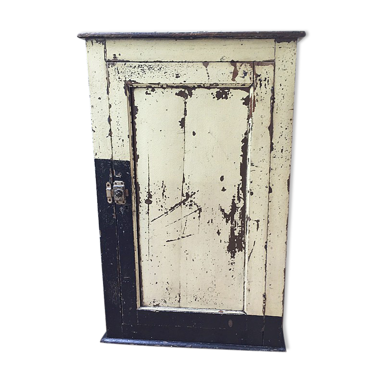 Patinated workshop furniture