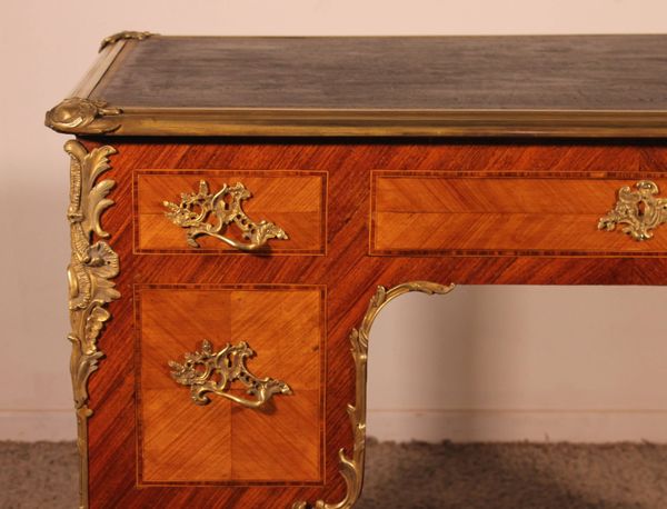 Petit Bureau Plat Double Face En Bois De Rose de style Louis XV du 19° sièc