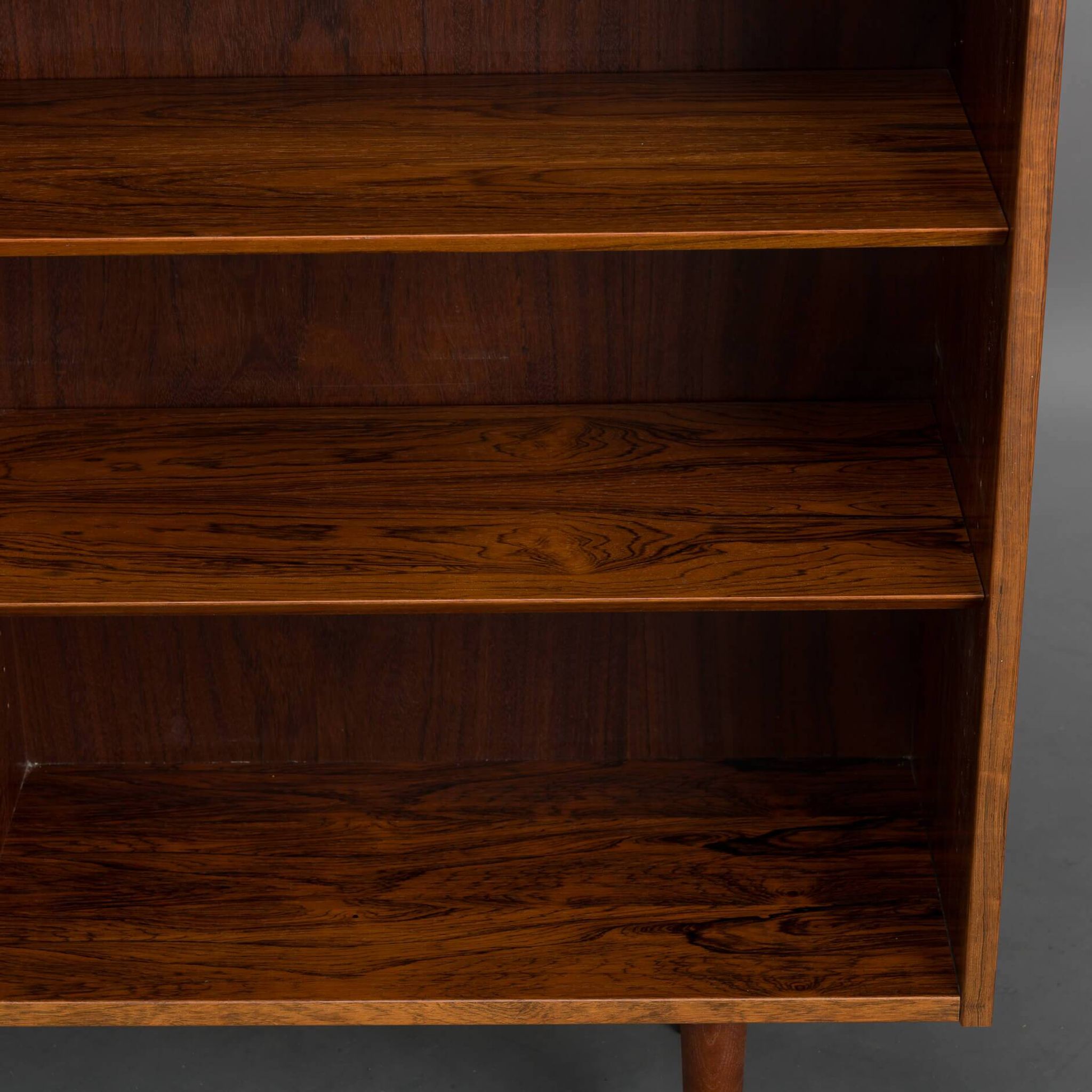 Bibliothèque basse en palissandre danois par Hundevad & Co, années 1960.