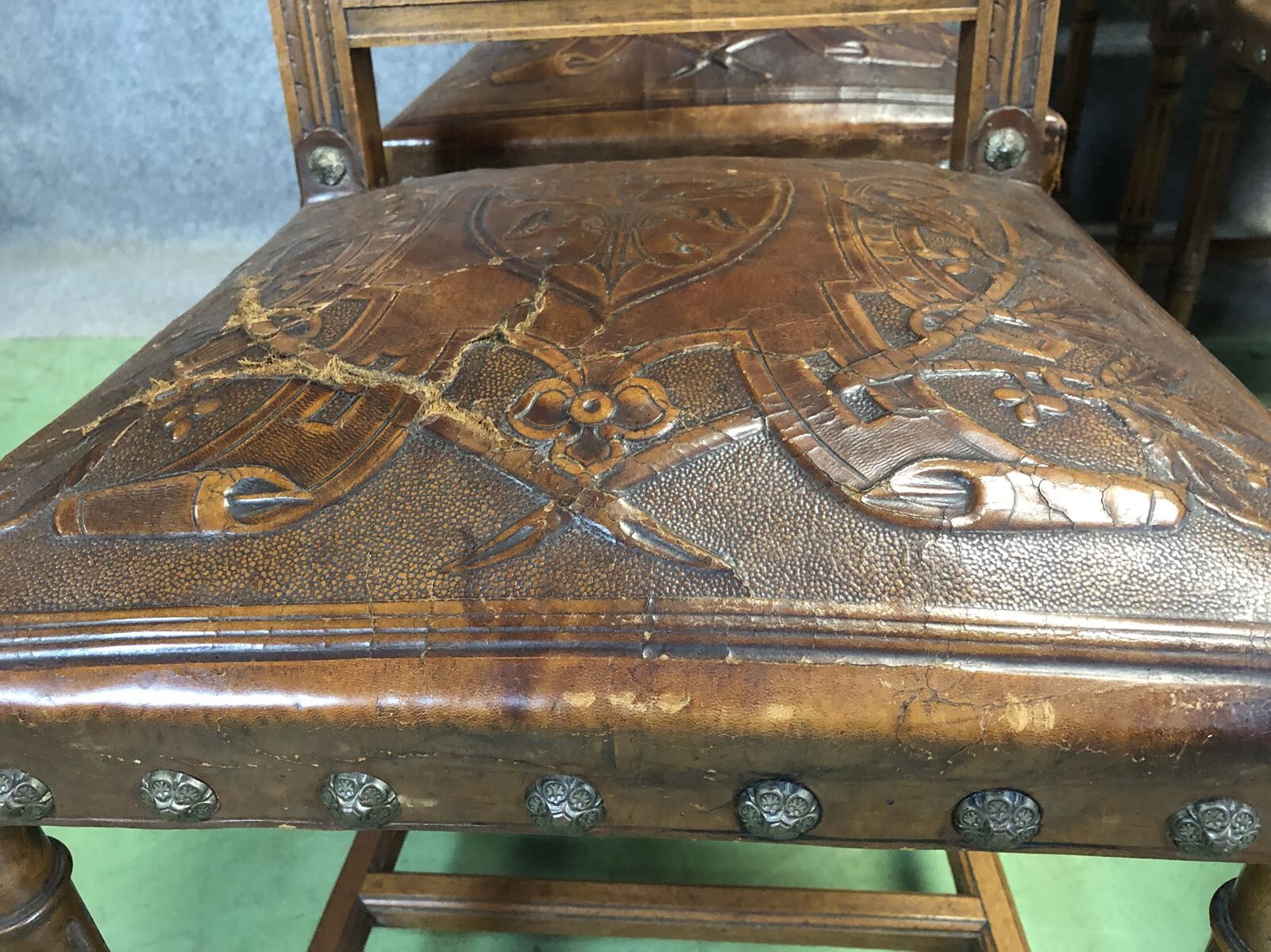 Suite of 9 Henry II chairs in walnut and leather - 1900s