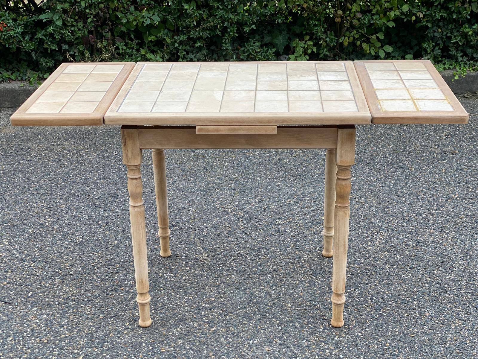 Extendable kitchen table renovated in raw solid wood and ceramic tiles