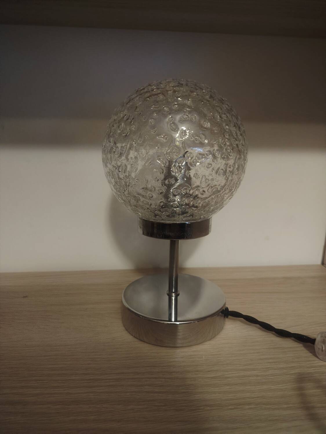 Duo of lamps in textured globe with a great play of light.