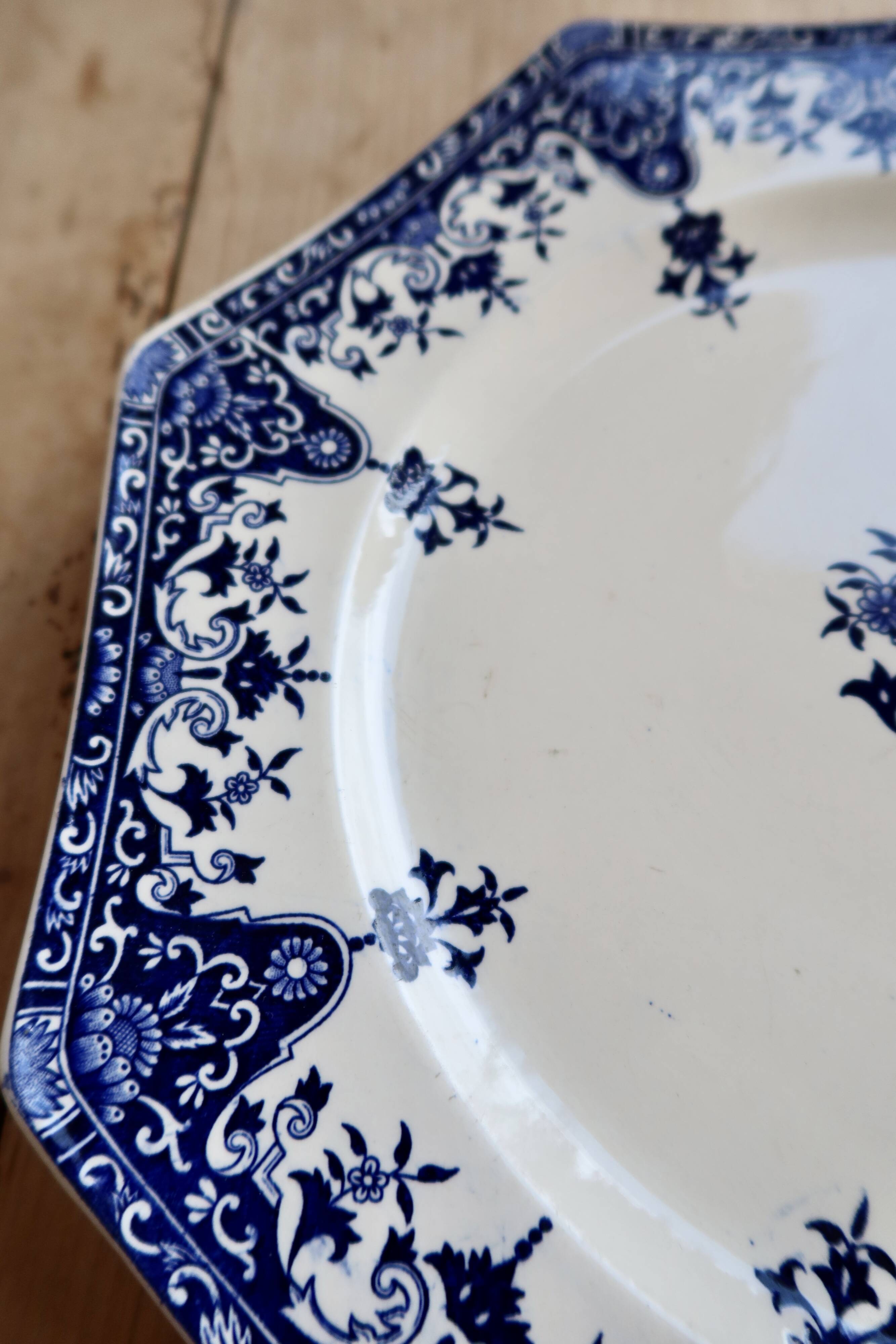 Plat de service terre de fer Longchamp modèle Rouen XIXe siècle