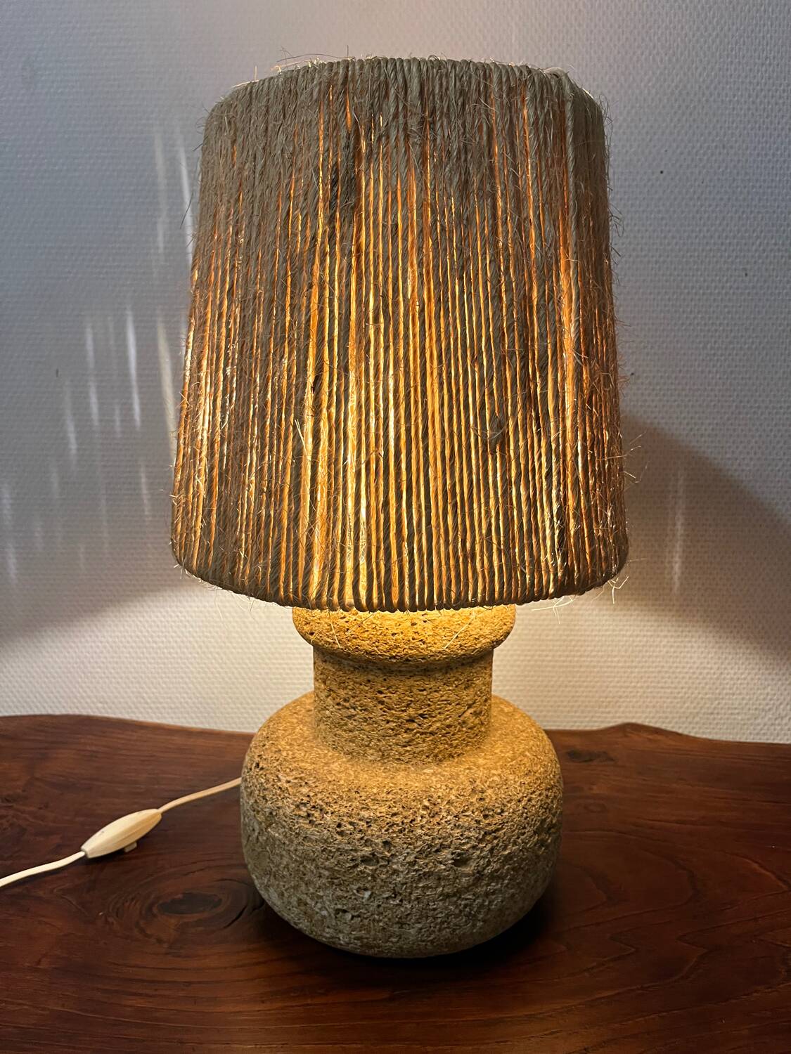 Lampe en pierre recomposée abat jour corde